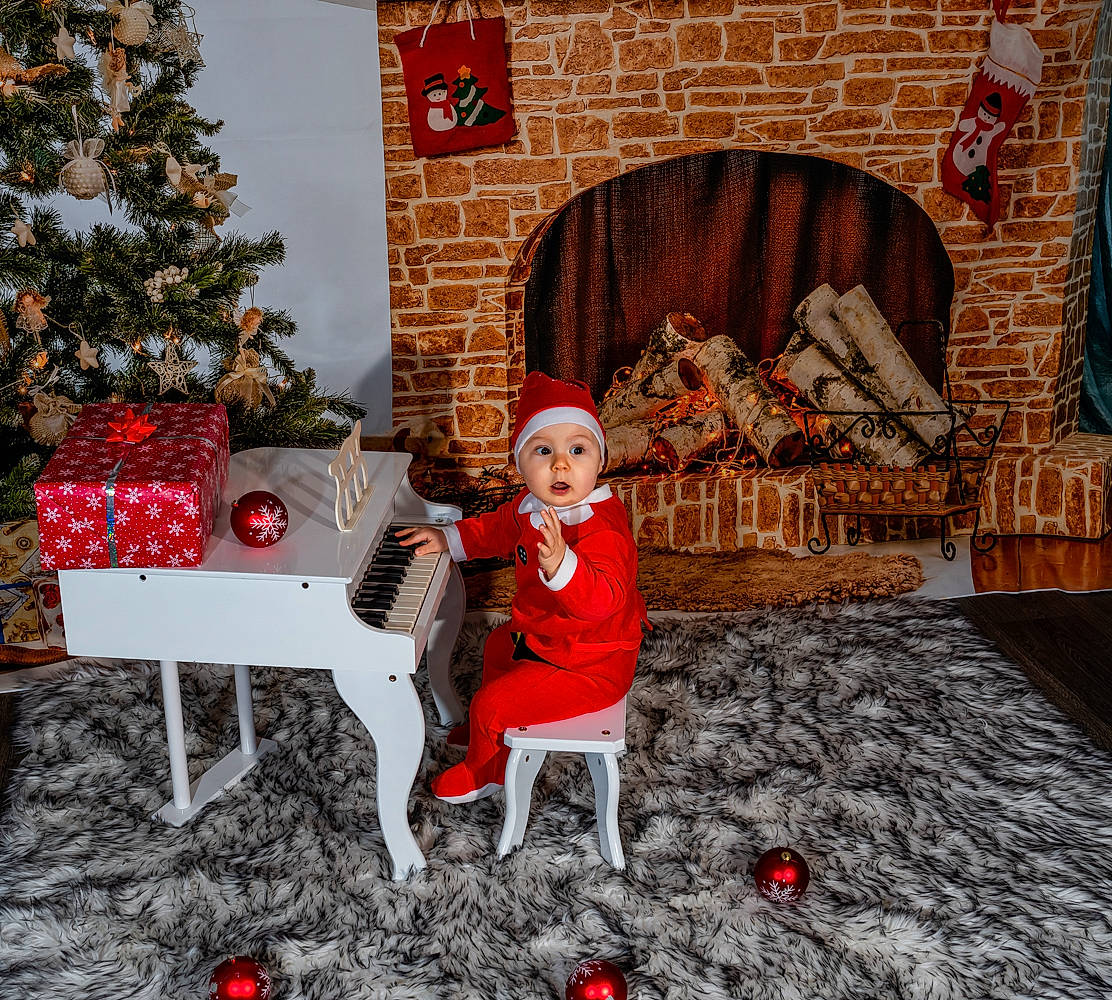 Jullian participe au concours pour gagner de l'argent avec cette photo : brick, christmas, christmas_decoration, christmas_eve, christmas_ornament, conifer, costume_hat, fictional_character, fir, fur, headwear, holiday, holiday_ornament, interior_design, lap, living_room, ornament, person, pine_family, red