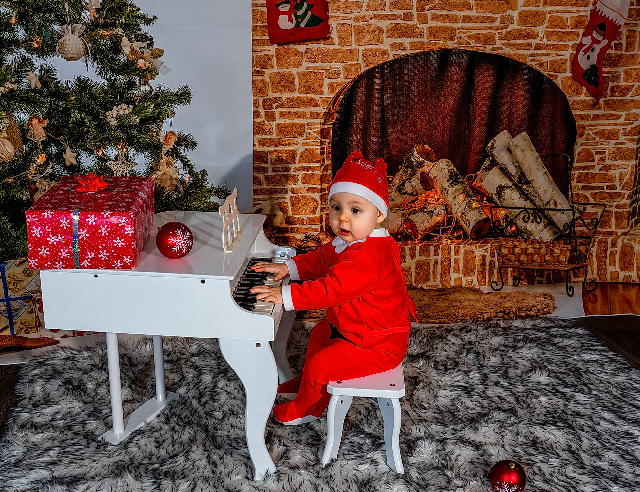 Jullian participe au concours pour gagner de l'argent avec cette photo : baby, brick, christmas, christmas_decoration, christmas_eve, christmas_ornament, conifer, fir, fireplace, headwear, holiday, holiday_ornament, home, interior_design, lap, living_room, ornament, person, pine_family, play