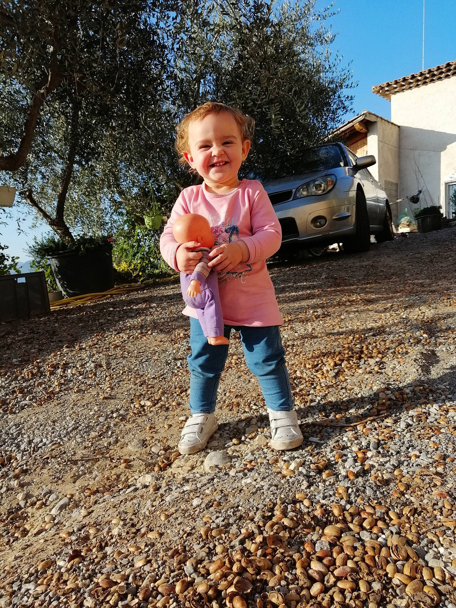 Luna a rejoint le concours — aidez-le/la à gagner de superbes lots ! child, joy, leaf, leg, person, photography, plant, play, soil, toddler, tree, vacation, wood