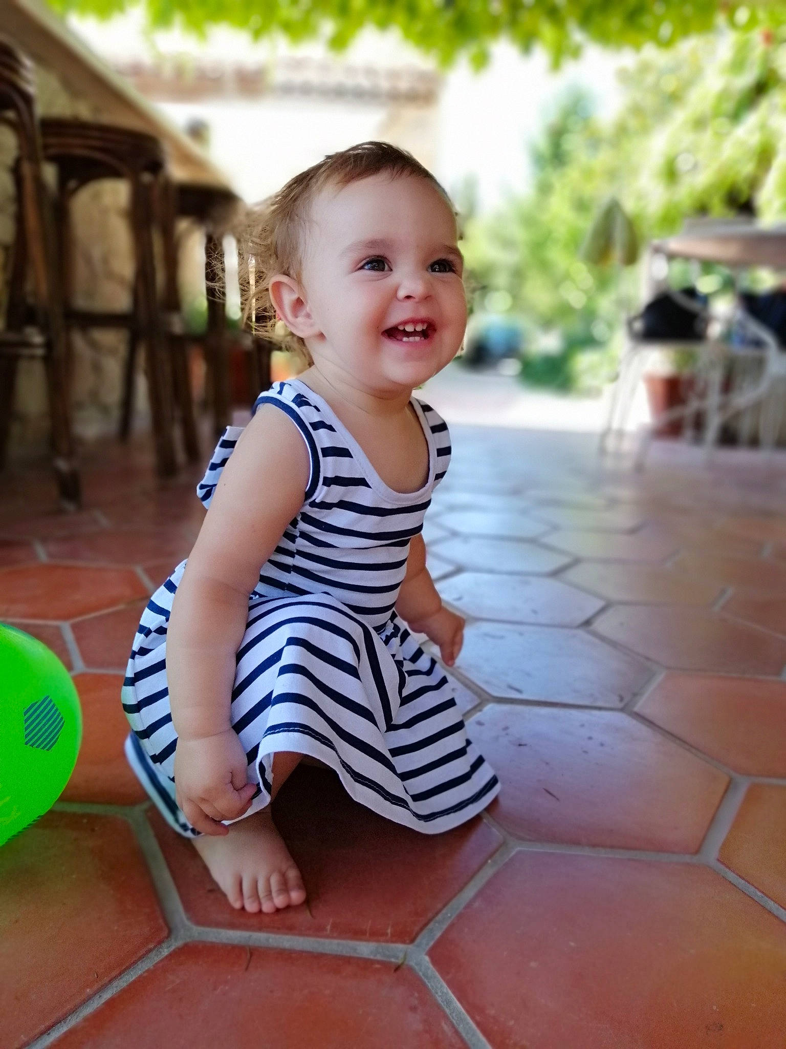 Luna participe au concours pour gagner de l'argent avec cette photo : baby, baby_toddler_clothing, child, leisure, person, play, sitting, smile, summer, toddler, vacation