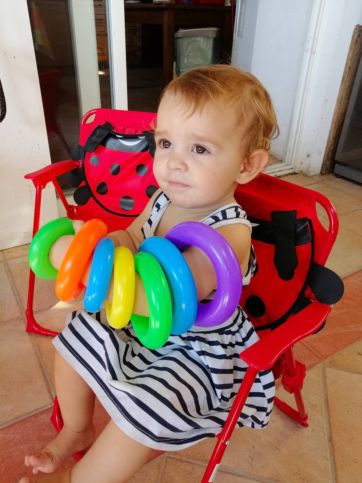 Luna participe au concours pour gagner de l'argent avec cette photo : baby_playing_with_toys, baby_products, baby_toys, balloon, child, musical_instrument, party_supply, person, play, toddler, toy