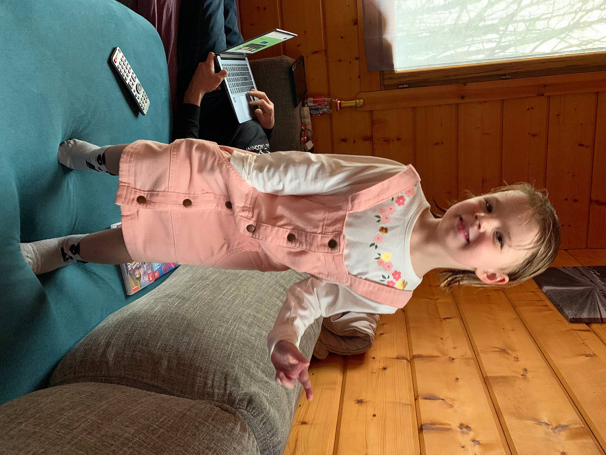 Myla a rejoint le concours — aidez-le/la à gagner de superbes lots ! baby_toddler_clothing, child, comfort, elbow, flooring, happy, hardwood, human_leg, joint, joy, knee, person, pink, sitting, sleeve, thigh, toddler, varnish, vertebrate, window