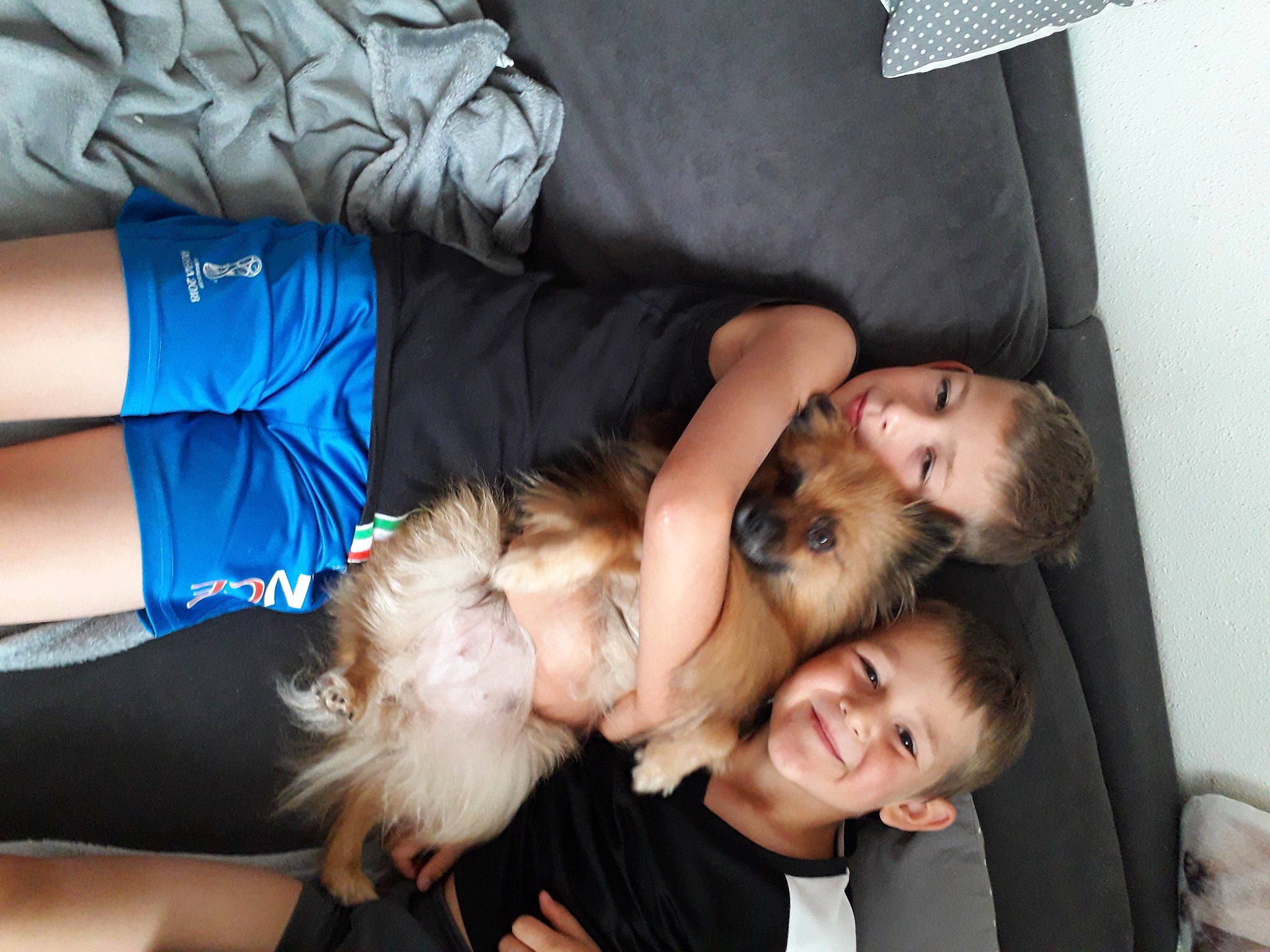 Jena participe au concours pour gagner de l'argent avec cette photo : comfort, elbow, event, facial_expression, finger, fun, gesture, happy, human, human_body, joint, leg, muscle, organ, photograph, smile, snapshot, t_shirt, thigh, tree