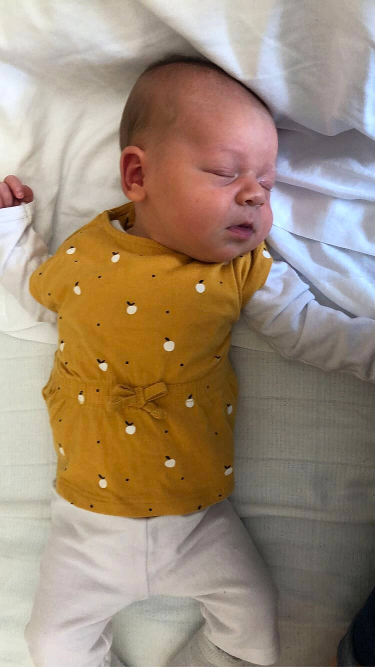 Cléa participe au concours pour gagner de l'argent avec cette photo : abdomen, baby, baby_products, baby_toddler_clothing, cheek, child, neck, person, product, skin, sleeve, toddler, trunk