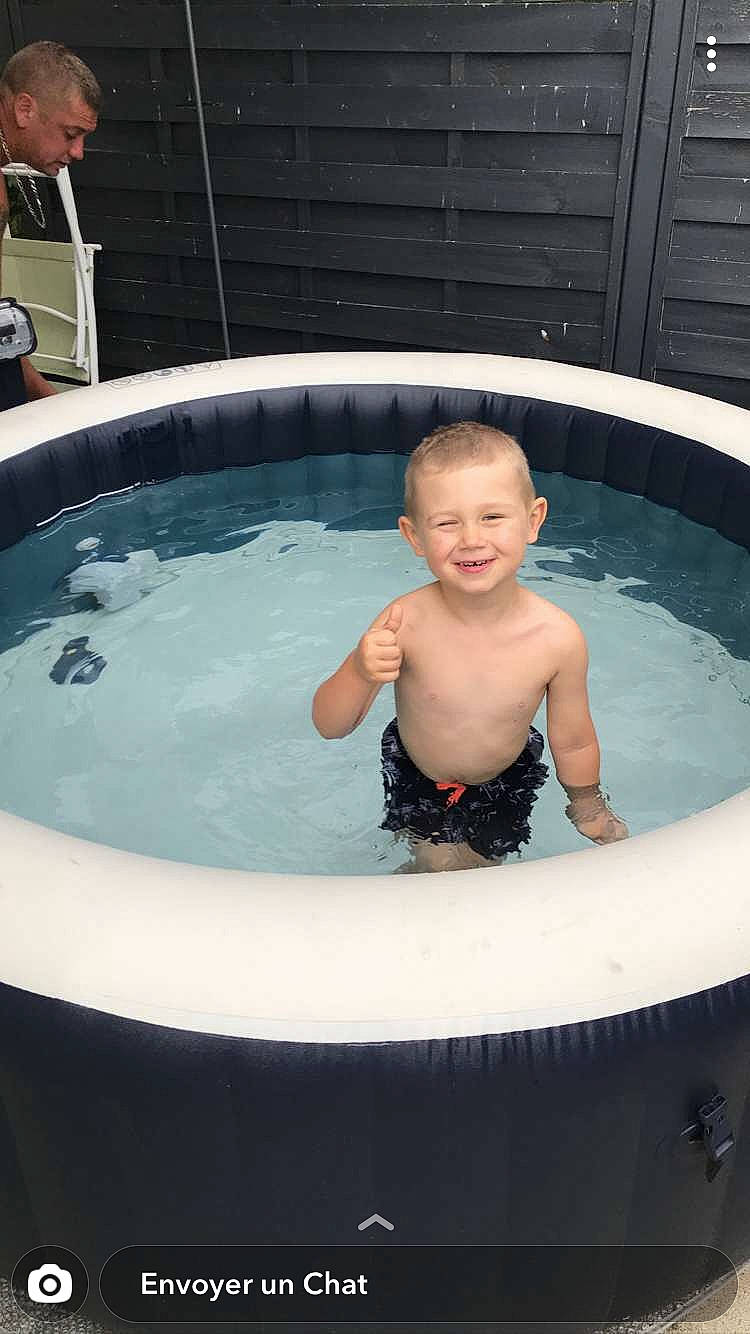 Natheo participe au concours pour gagner de l'argent avec cette photo : bathing, fun, jacuzzi, joy, leisure, person, recreation, swimming_pool, water