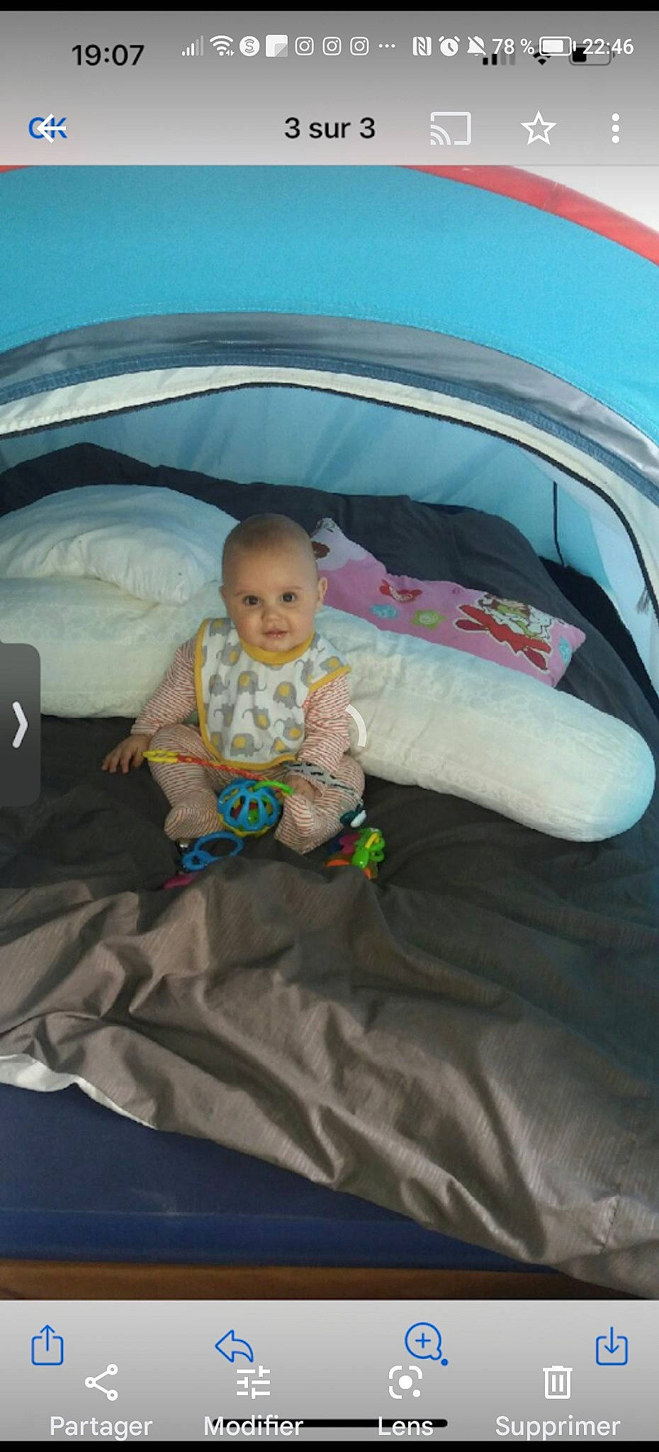 Noé a rejoint le concours — aidez-le/la à gagner de superbes lots ! auto_part, automotive_exterior, automotive_window_part, baby, baby_products, baby_toddler_clothing, car_seat, child, comfort, family_car, fun, leisure, linens, motor_vehicle, person, room, sitting, toddler, tree, trunk