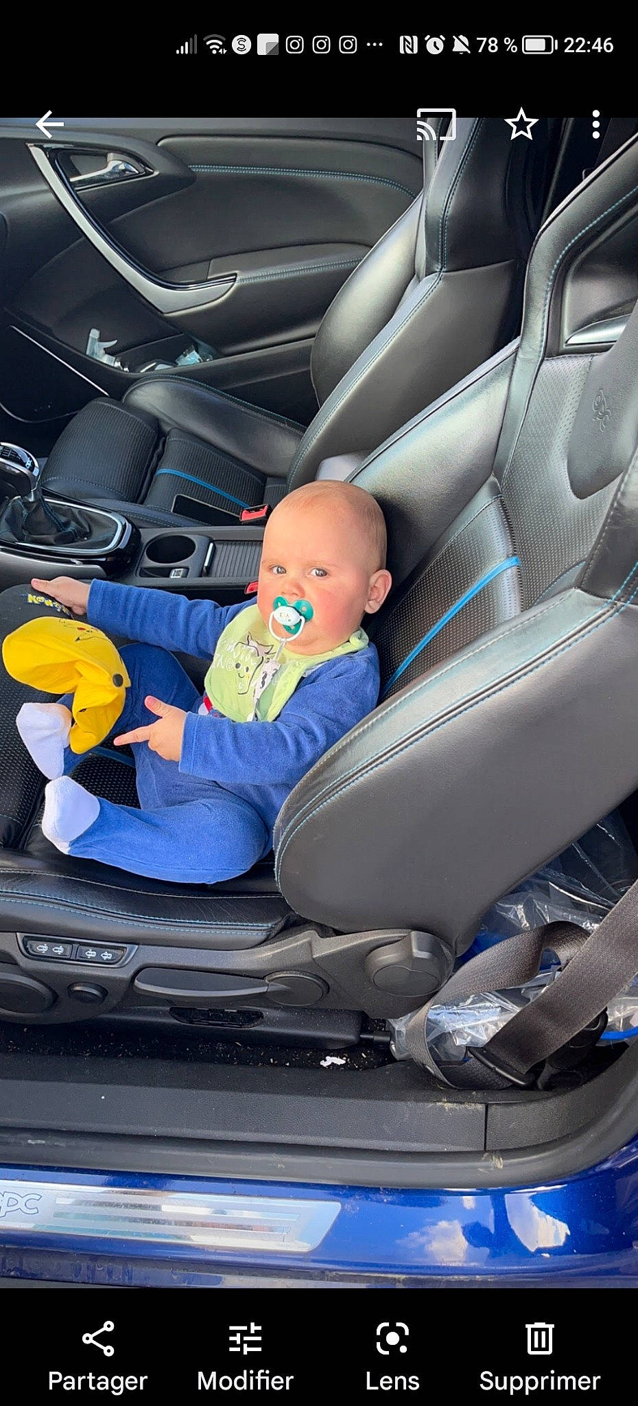 Noé participe au concours pour gagner de l'argent avec cette photo : auto_part, automotive_design, automotive_exterior, automotive_tire, car, car_seat, car_seat_cover, comfort, head_restraint, hood, mode_of_transport, motor_vehicle, person, personal_luxury_car, plant, product, steering_part, steering_wheel, tints_and_shades, vehicle