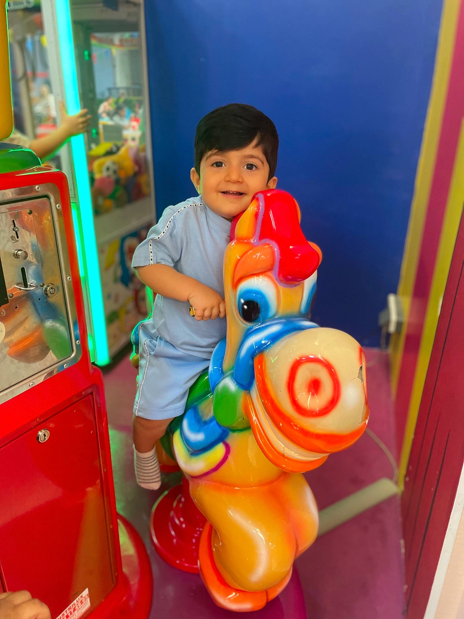 Daniel participe au concours pour gagner de l'argent avec cette photo : baby, baby_toys, child, electric_blue, event, fun, happy, joy, leisure, person, plastic, play, recreation, room, shorts, smile, standing, t_shirt, toddler, toy