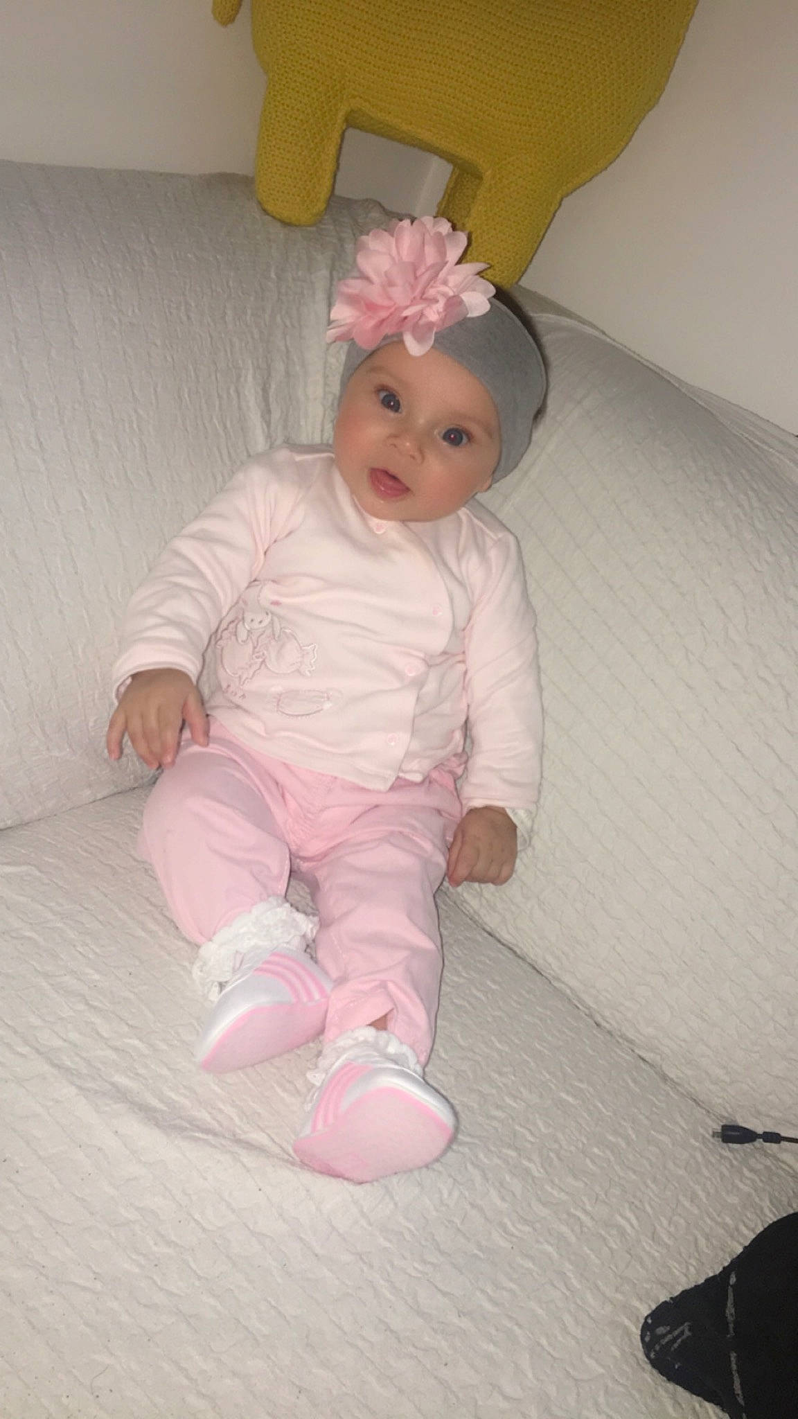 Lylou participe au concours pour gagner de l'argent avec cette photo : baby, baby_toddler_clothing, cheek, child, comfort, fashion_accessory, foot, hair_accessory, headgear, headwear, human_leg, iris, linens, magenta, person, pink, room, sitting, sleeve, sock