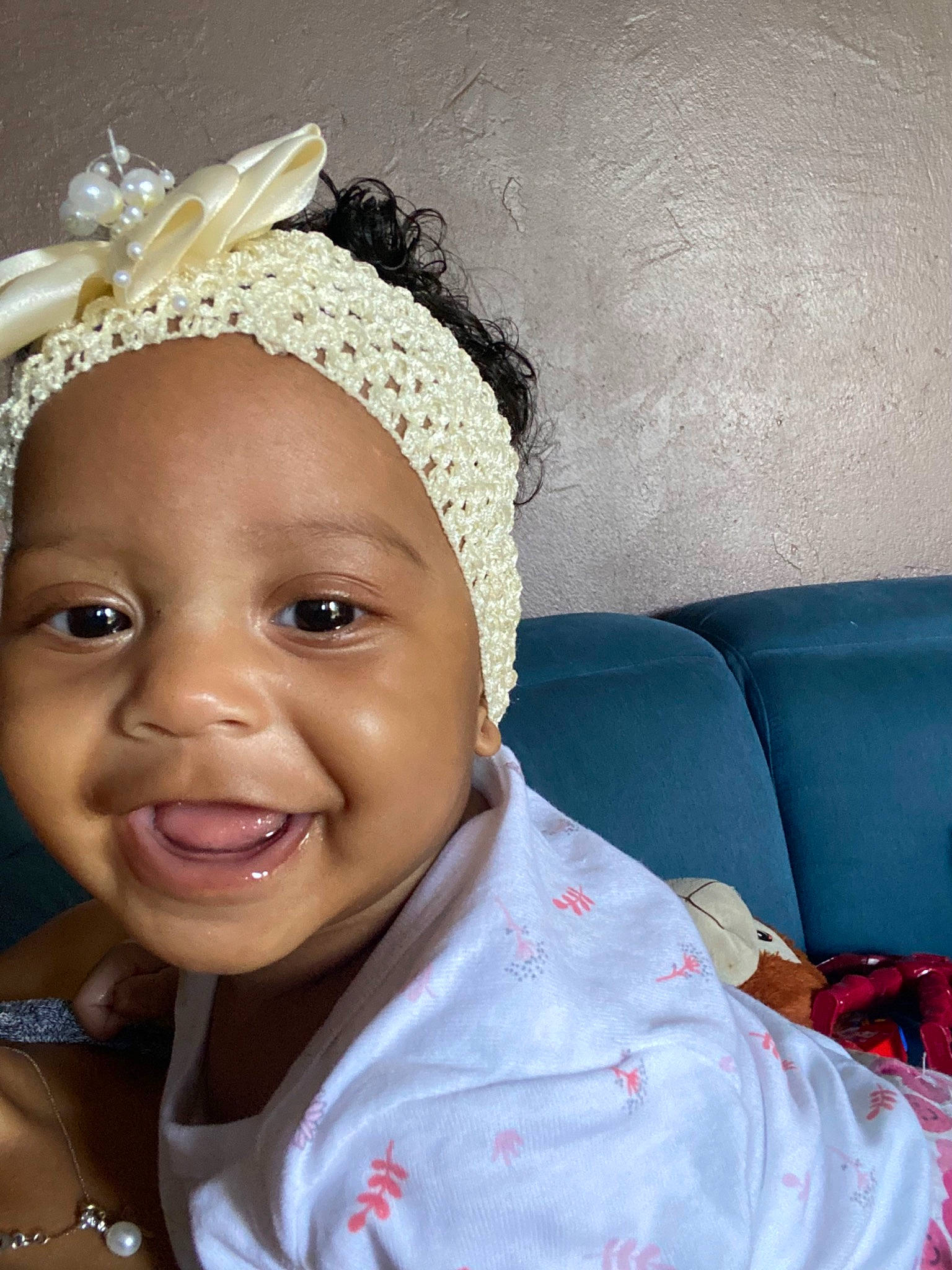 Hailey participe au concours pour gagner de l'argent avec cette photo : baby, baby_toddler_clothing, cap, cheek, clothing, comfort, costume_hat, ear, eye, eyebrow, face, happy, headgear, headpiece, joy, lip, nose, person, pink, skin