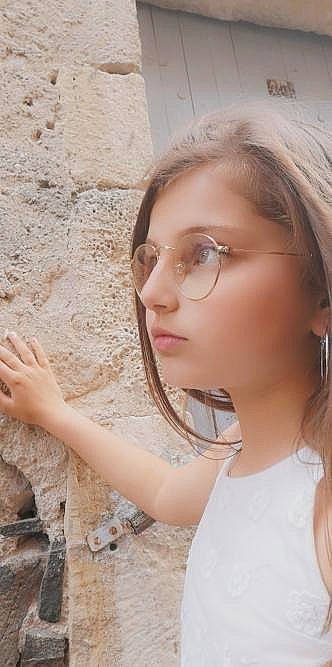 Léana a rejoint le concours — aidez-le/la à gagner de superbes lots ! blond, brown_hair, chin, close_up, eyelash, eyewear, facial_expression, flash_photography, fun, glasses, happy, iris, jewellery, lip, long_hair, neck, nose, person, skin, vision_care