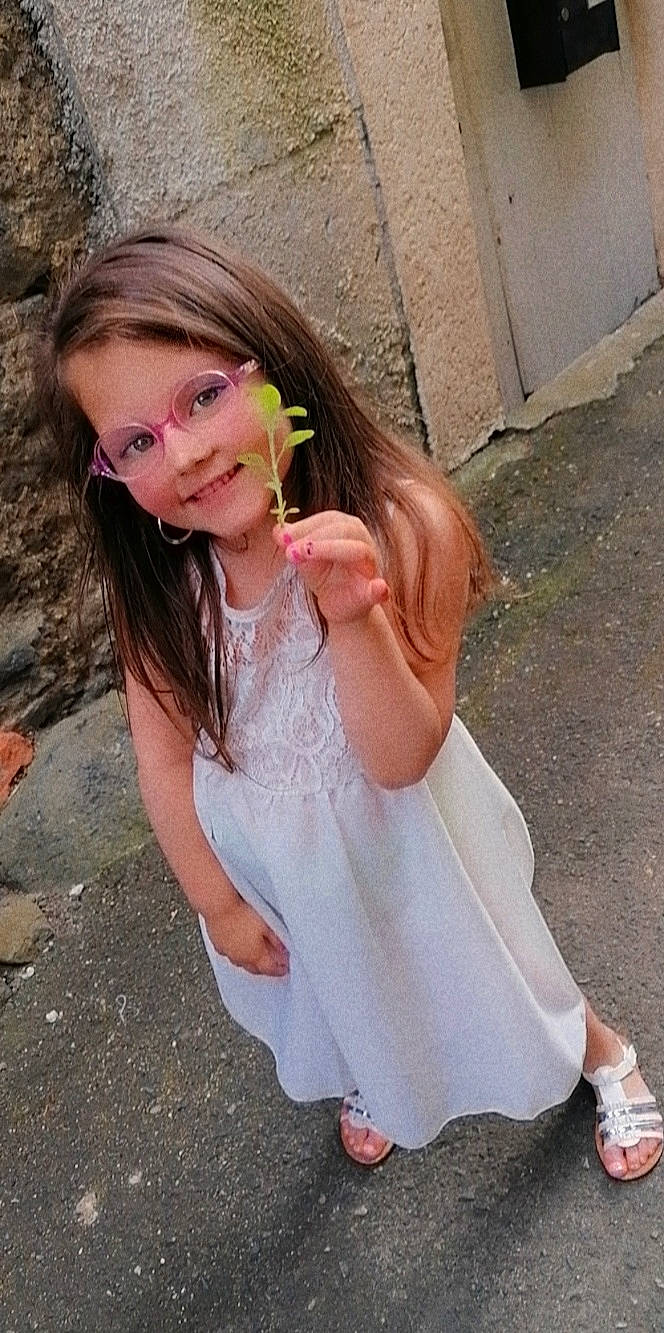 Mila participe au concours pour gagner de l'argent avec cette photo : chin, day_dress, dress, eyewear, fawn, flash_photography, fun, gesture, grass, hair, happy, head, jewellery, joy, lip, long_hair, neck, person, pink, shoulder