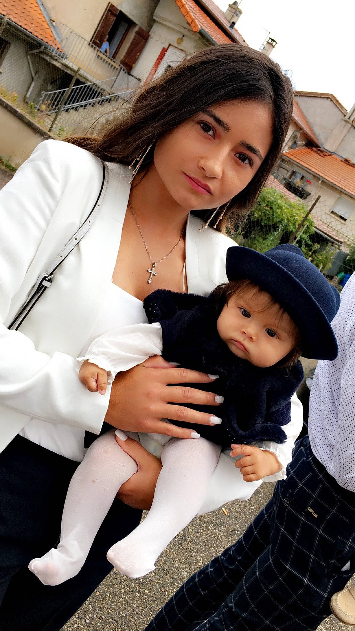 Fidji a rejoint le concours — aidez-le/la à gagner de superbes lots ! beauty, black_hair, child, formal_wear, headwear, japanese_idol, leg, person, photography, sitting, thigh, toddler, trunk