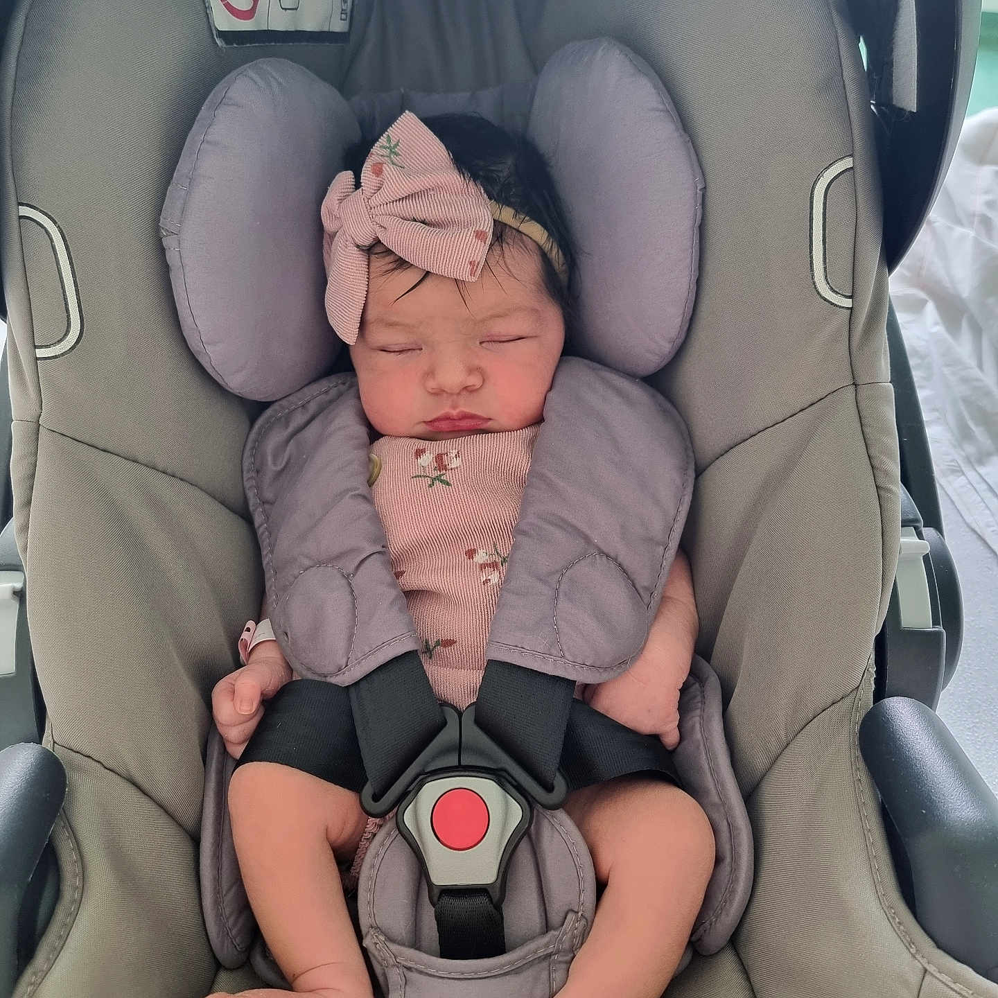 Kalici a rejoint le concours — aidez-le/la à gagner de superbes lots ! baby, car_seat, child, closeup, clothing, cute, foot, headband, indoors, infant, newborn, peaceful, person, pink_bow, resting, seat_belt, sleeping, soft_light, straps, toddler