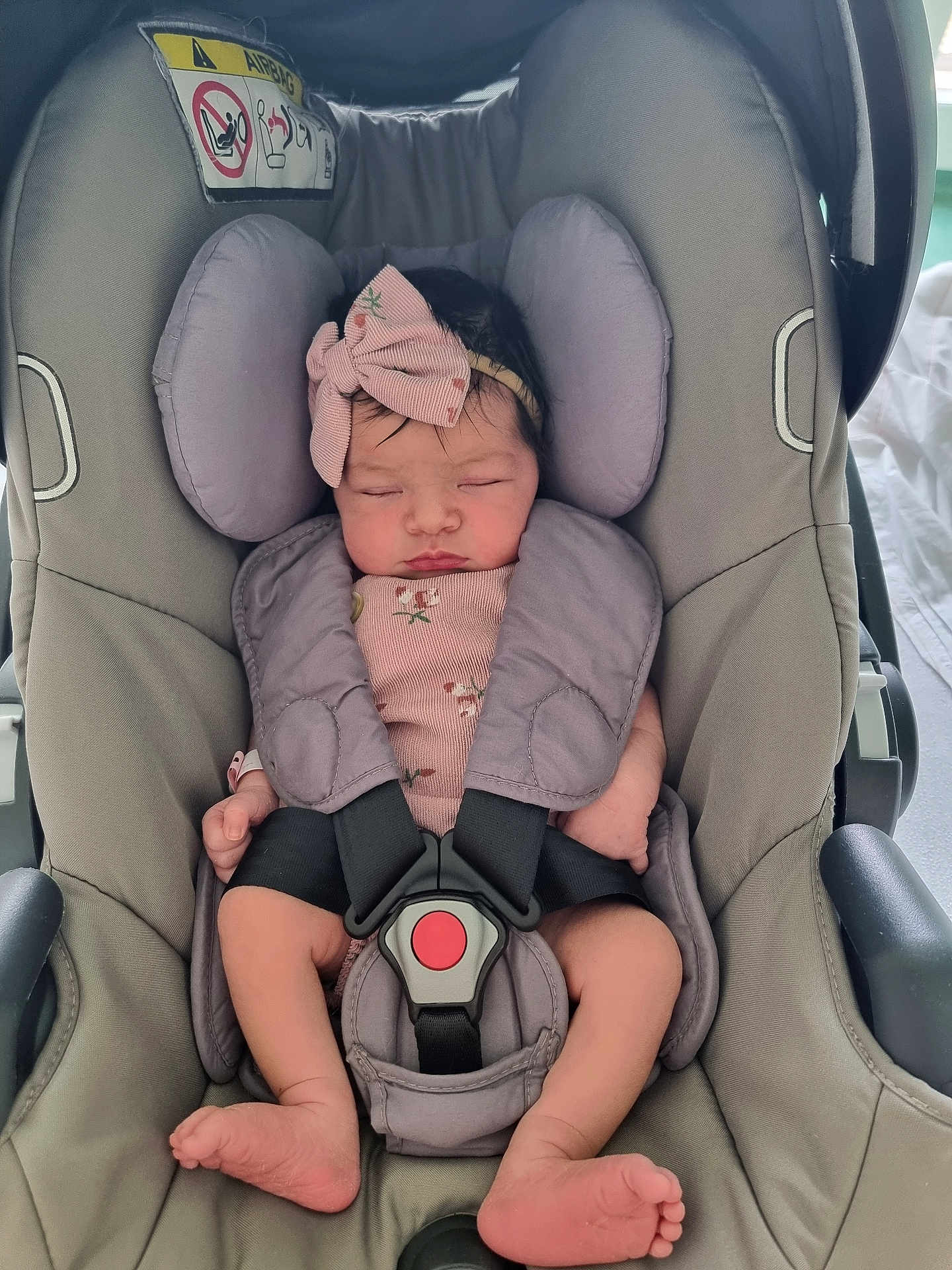 Kalici a rejoint le concours — aidez-le/la à gagner de superbes lots ! baby, newborn, car_seat, sleeping, infant, headband, pink_bow, clothing, straps, foot, peaceful, indoors, child, person, seat_belt, soft_light, cute, resting, toddler, closeup