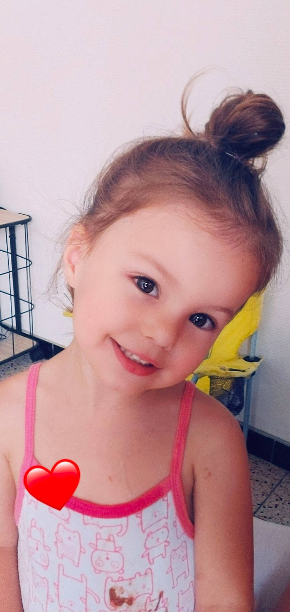 Aylin participe au concours pour gagner de l'argent avec cette photo : beauty, brown_hair, cheek, child, chin, ear, eye, eyebrow, face, forehead, hair, hairstyle, head, joy, lip, neck, nose, organ, person, pink