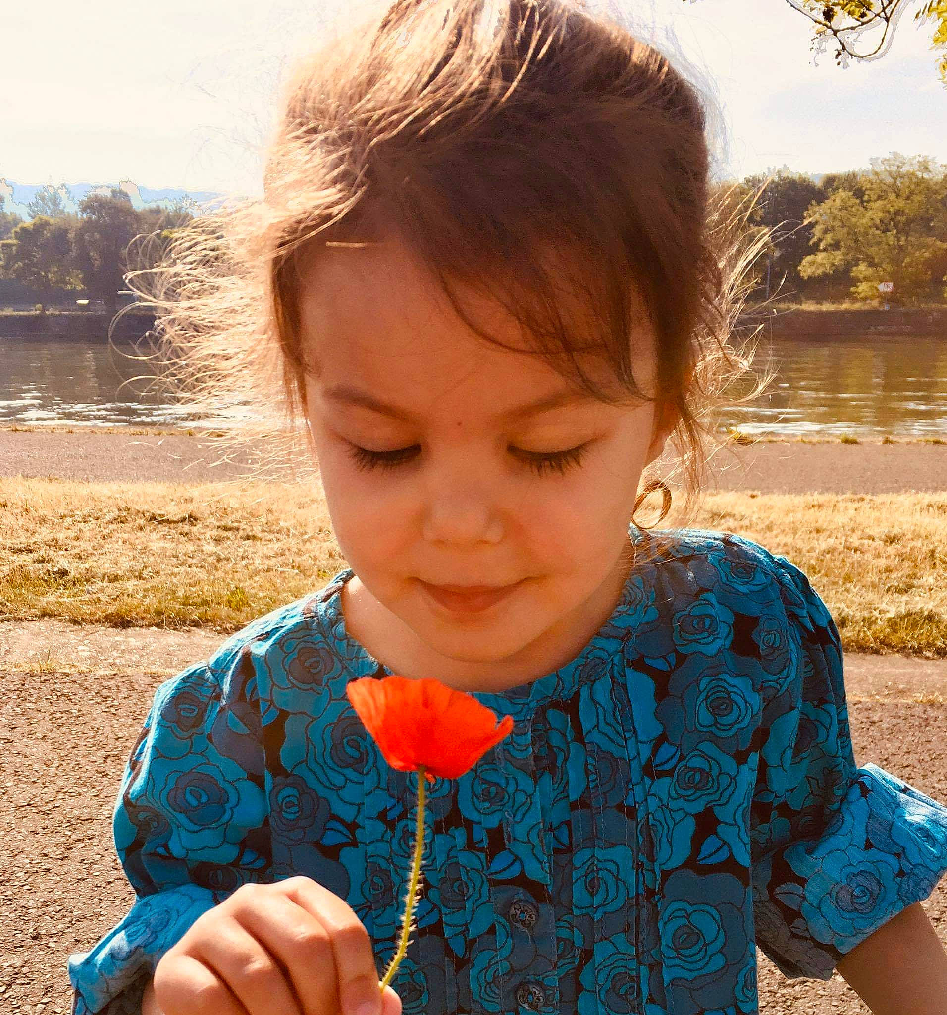 Aylin a rejoint le concours — aidez-le/la à gagner de superbes lots ! adaptation, brown_hair, child, finger, fun, gesture, grass, hair, happy, lip, nose, pattern, person, play, smile, summer, toddler, vacation