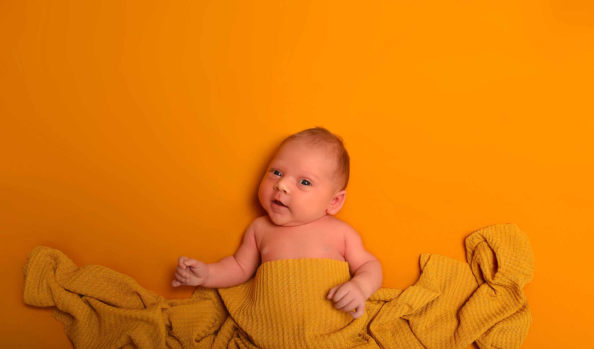 Lynaïa participe au concours pour gagner de l'argent avec cette photo : baby, infant, blanket, mustard_yellow, cute, portrait, child, newborn, skin, face, eyes, head, lying_down, soft_texture, warm_color, wrapping, expression, small_hands, cozy, background