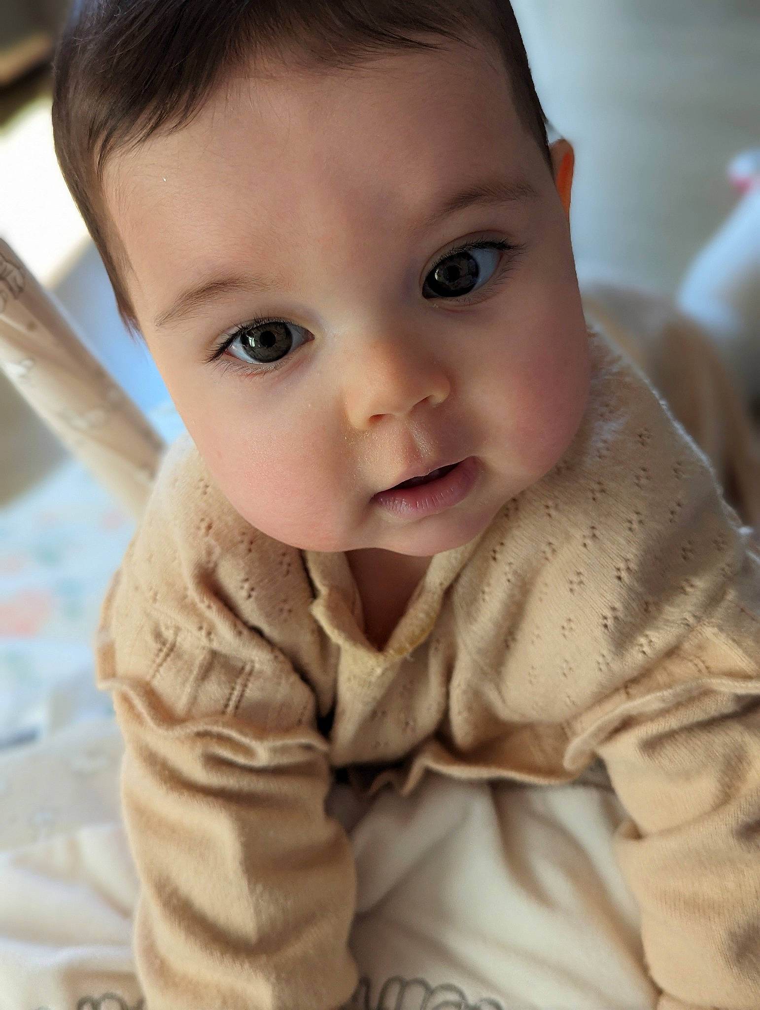 Éowyn participe au concours pour gagner de l'argent avec cette photo : baby, baby_toddler_clothing, blond, cheek, child, close_up, comfort, ear, eyelash, finger, gesture, happy, iris, lip, mammal, nose, person, skin, sleeve, smile