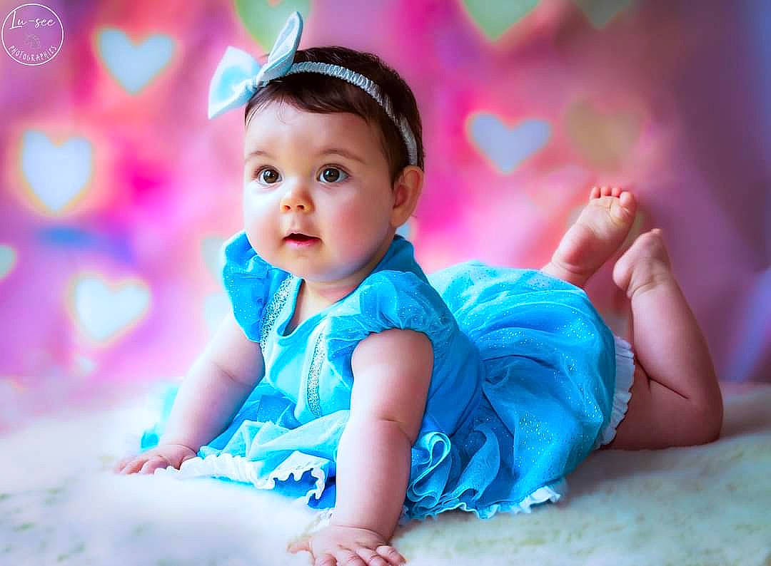 Éowyn participe au concours pour gagner de l'argent avec cette photo : baby, baby_toddler_clothing, child, electric_blue, eye, flash_photography, fun, grass, happy, leisure, magenta, pattern, people_in_nature, person, pink, portrait_photography, purple, sitting, skin, sleeve