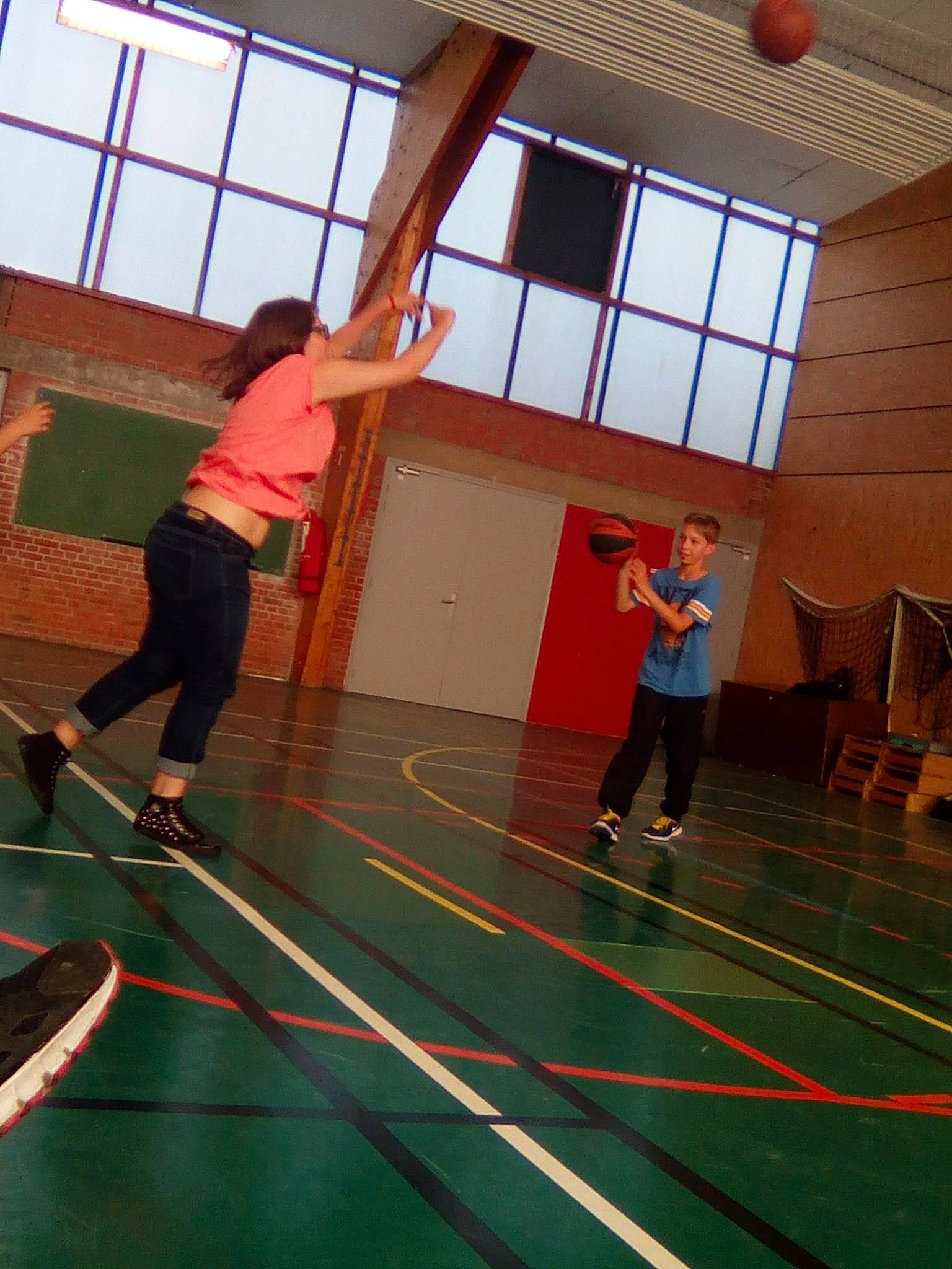 Lucille a rejoint le concours — aidez-le/la à gagner de superbes lots ! ball_game, basketball_court, competition_event, floor, flooring, fun, games, girl, indoor_games_and_sports, leisure, leisure_centre, material, net, person, play, player, recreation, room, sport_venue, sports