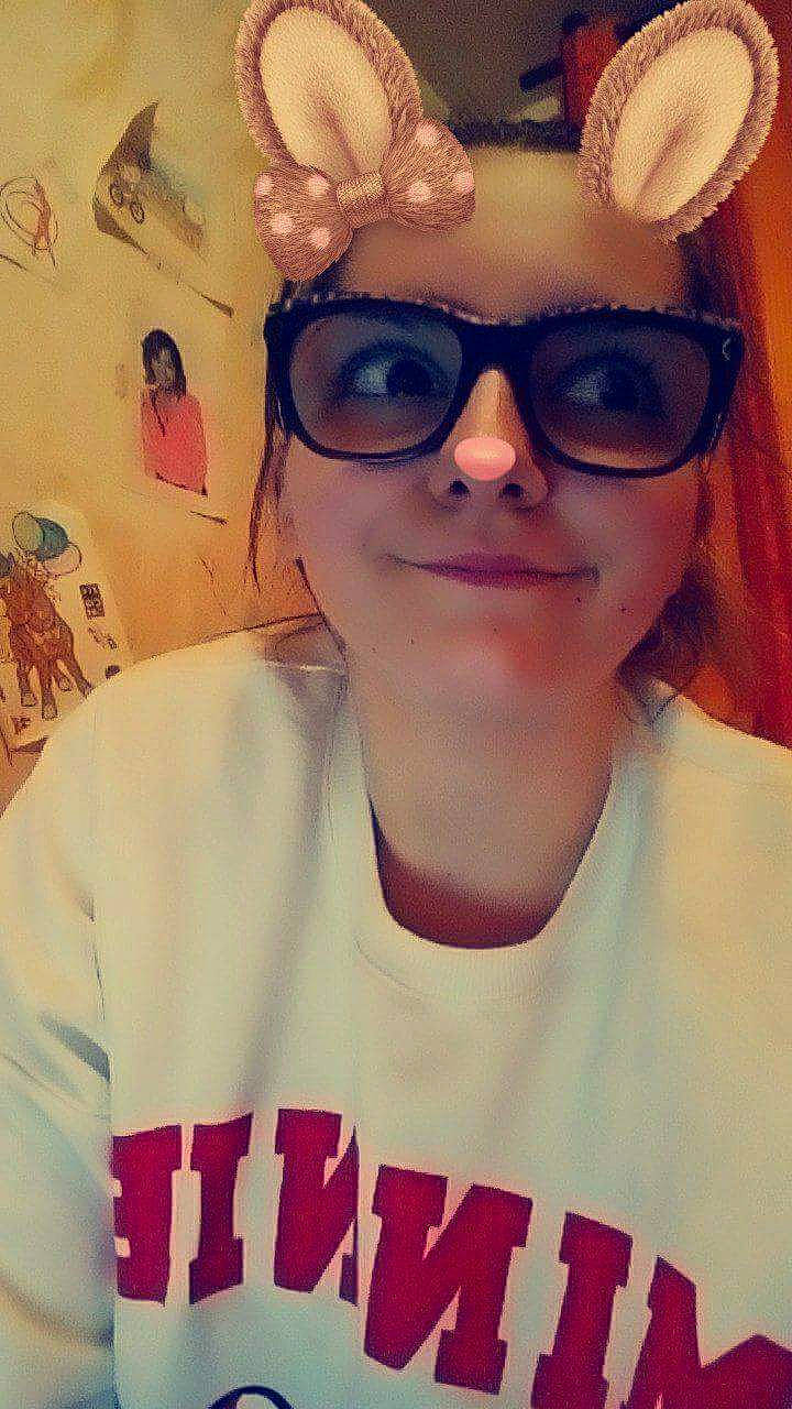 Lucille participe au concours pour gagner de l&#x27;argent avec cette photo : cheek, chin, cool, ear, eye, eyebrow, eyewear, face, forehead, glasses, hair, hairstyle, head, human_hair_color, nose, person, pink, product, selfie, skin