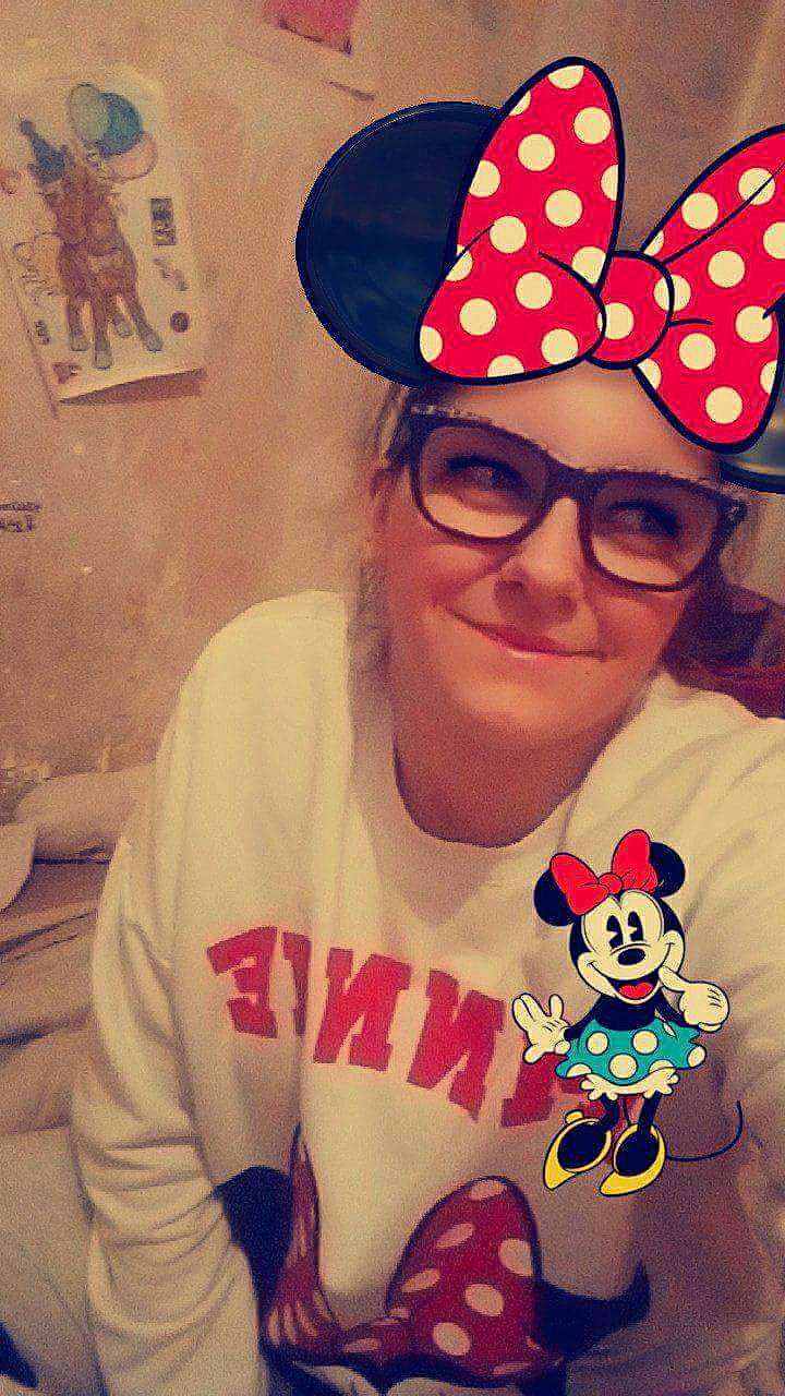 Lucille participe au concours pour gagner de l&#x27;argent avec cette photo : art, cheek, cool, design, eyewear, face, fashion_accessory, fun, girl, glasses, headgear, headwear, joy, nose, organ, person, pink, product, red, skin