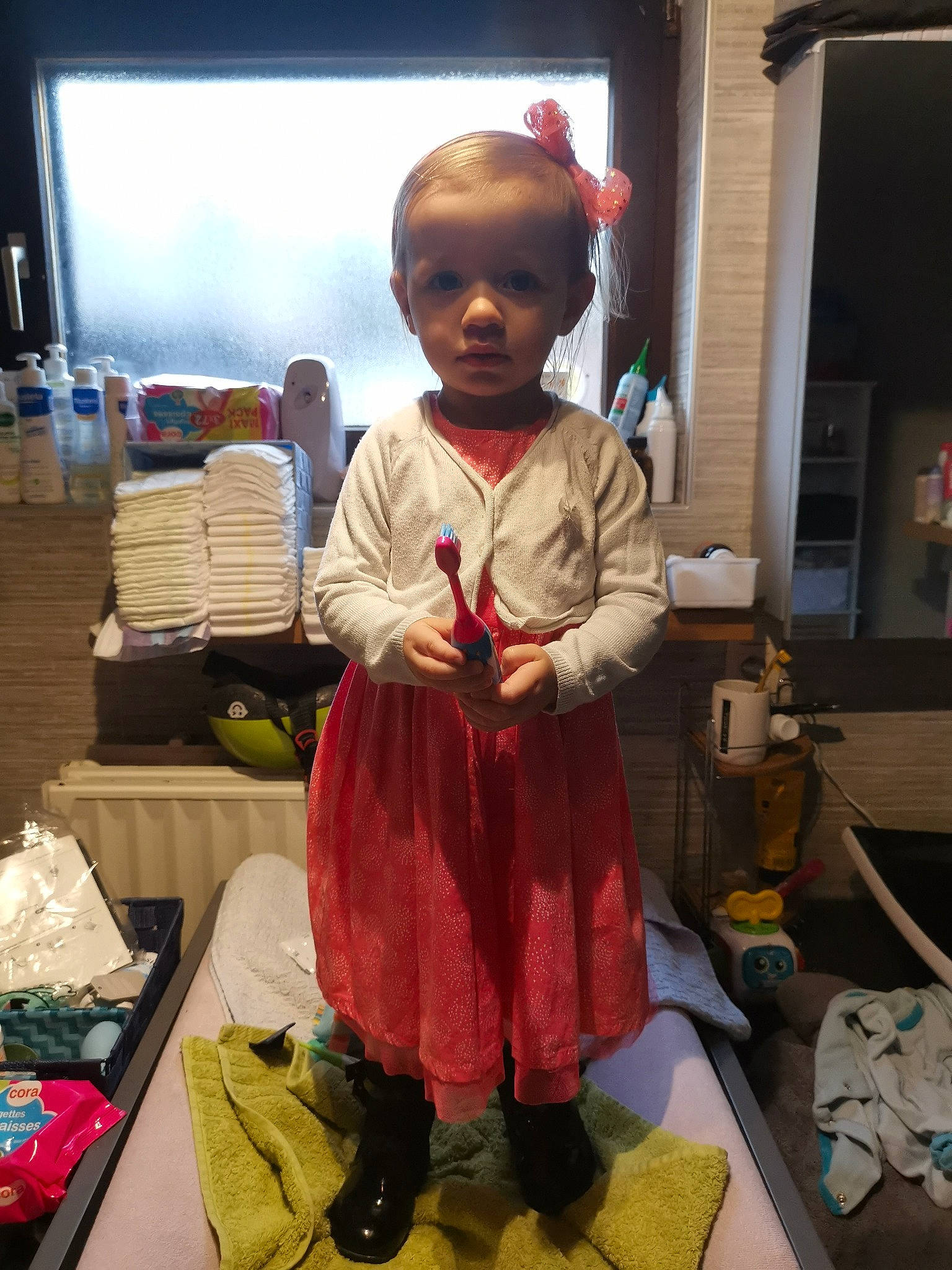 Océane participe au concours pour gagner de l'argent avec cette photo : baby, bag, box, child, event, fashion_design, flooring, fun, holiday, luggage_and_bags, person, room, standing, t_shirt, television, toddler, toy