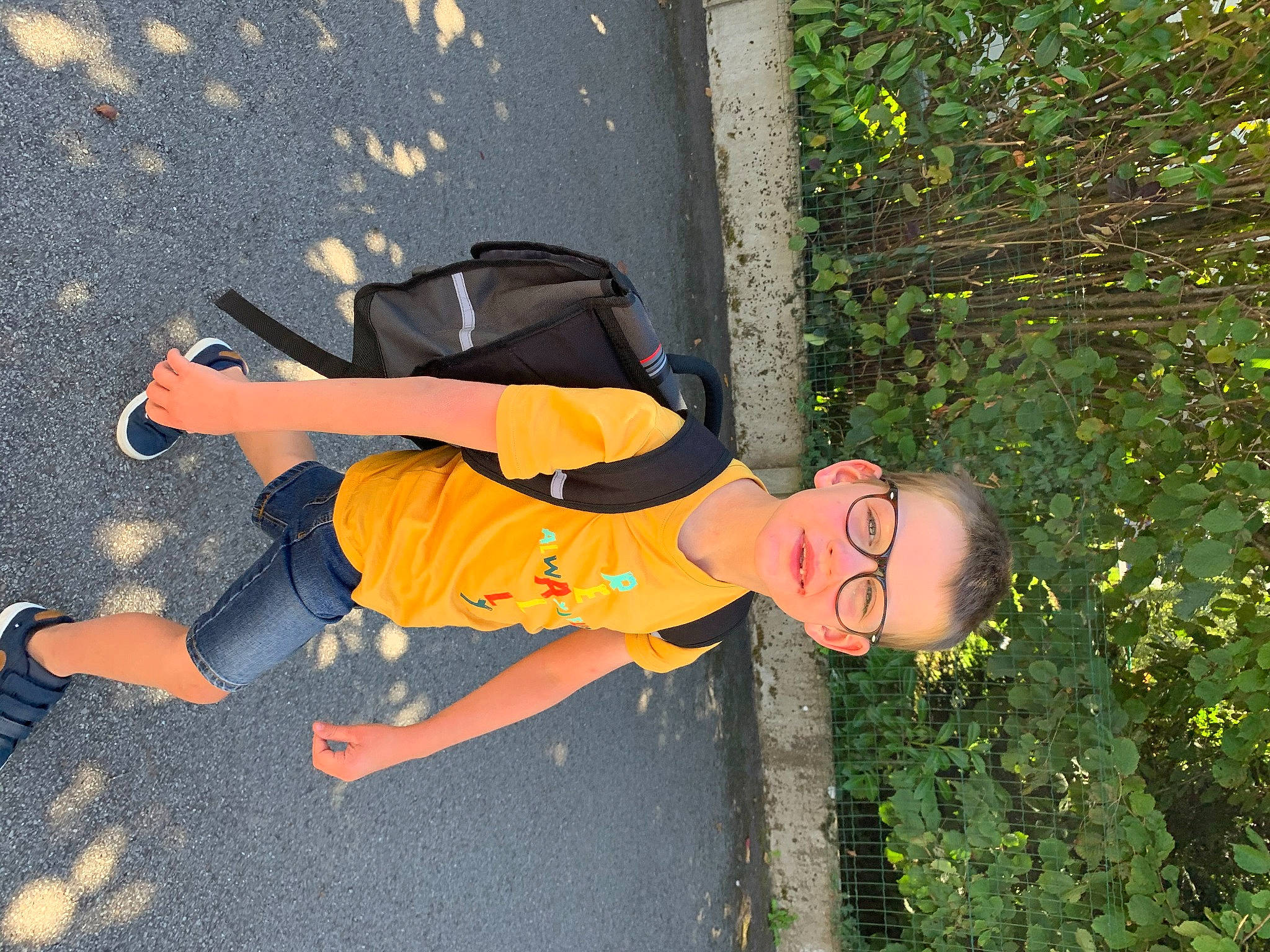 Luca participe au concours pour gagner de l'argent avec cette photo : asphalt, child, fun, grass, happy, hat, landscape, leisure, orange, people_in_nature, person, personal_protective_equipment, plant, play, recreation, road_surface, shadow, smile, t_shirt, toddler