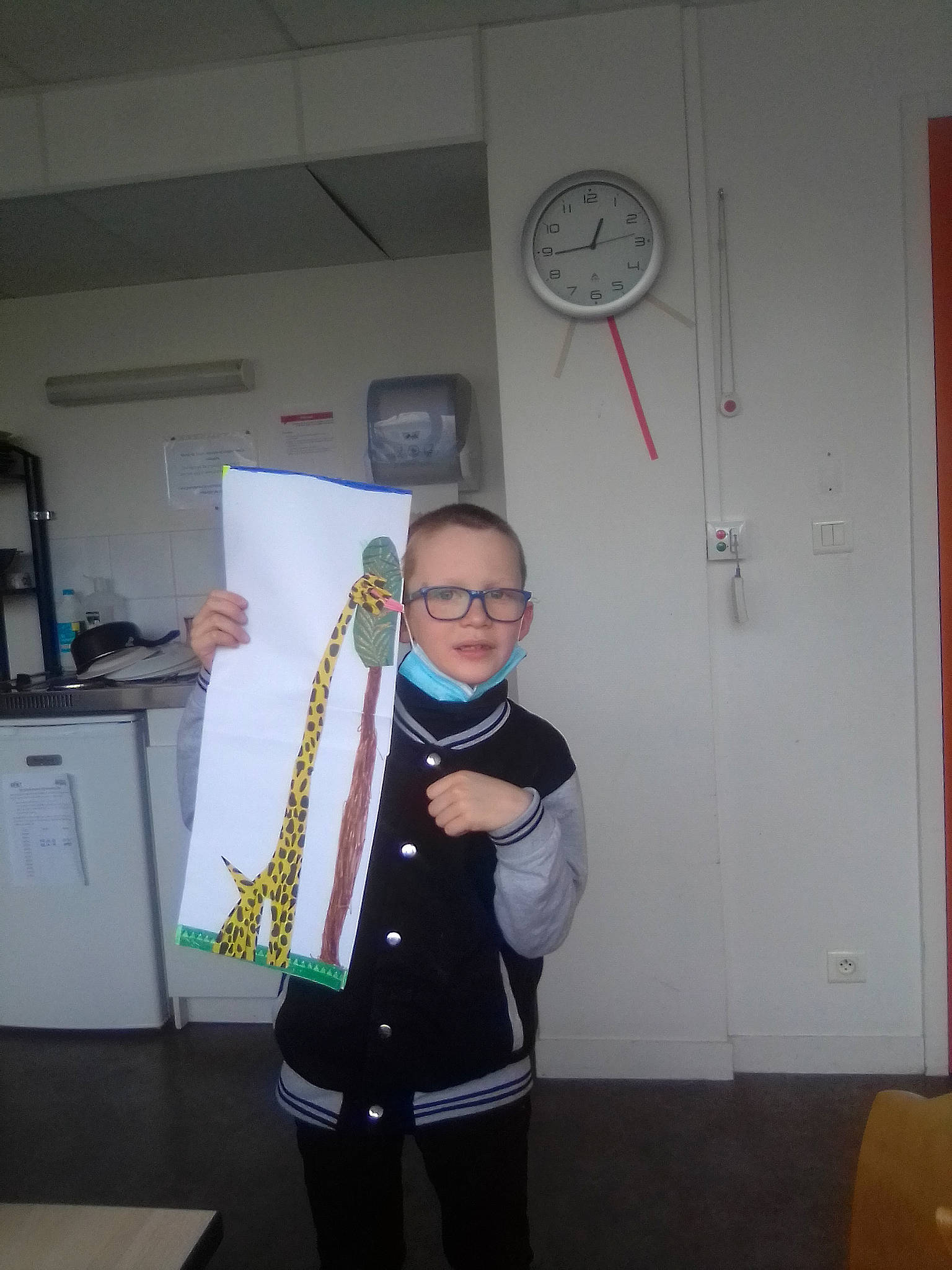 Leo participe au concours pour gagner de l'argent avec cette photo : art, ceiling, chair, circle, clock, event, eyewear, formal_wear, fun, gesture, home_appliance, job, person, personal_protective_equipment, room, t_shirt, vision_care, visual_arts, whiteboard