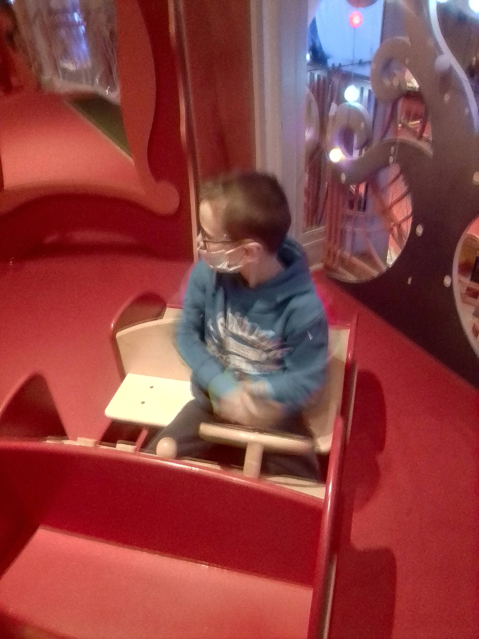 Leo participe au concours pour gagner de l'argent avec cette photo : automotive_design, child, comfort, flooring, fun, games, glass, leisure, magenta, metal, person, pink, play, purple, recreation, room, sitting, space, t_shirt, toddler