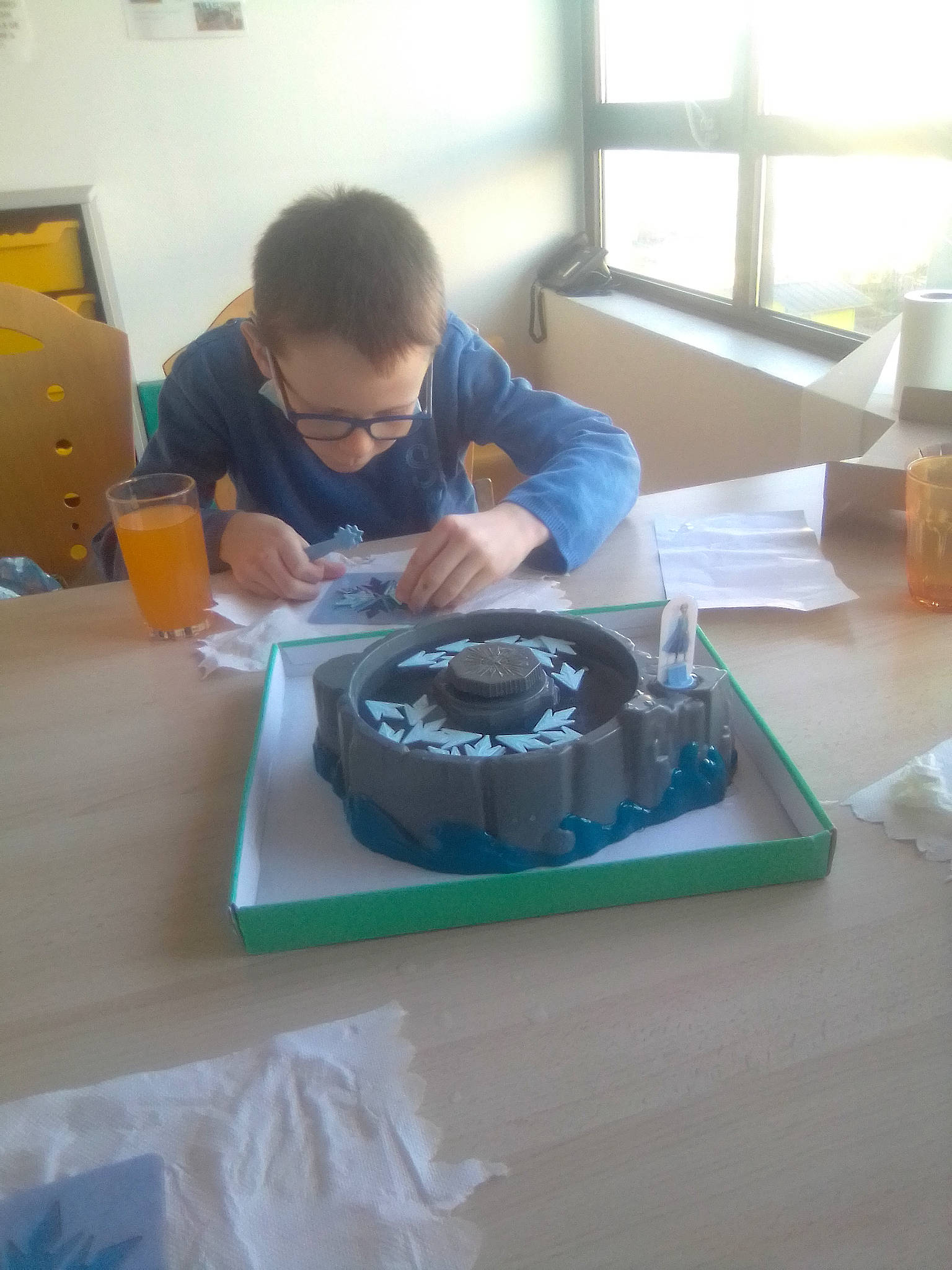 Leo participe au concours pour gagner de l'argent avec cette photo : automotive_design, automotive_tire, baked_goods, baking, cake, cake_decorating, comfort_food, cooking, cuisine, dessert, dish, flooring, food, hat, person, plate, t_shirt, table, tableware, toddler