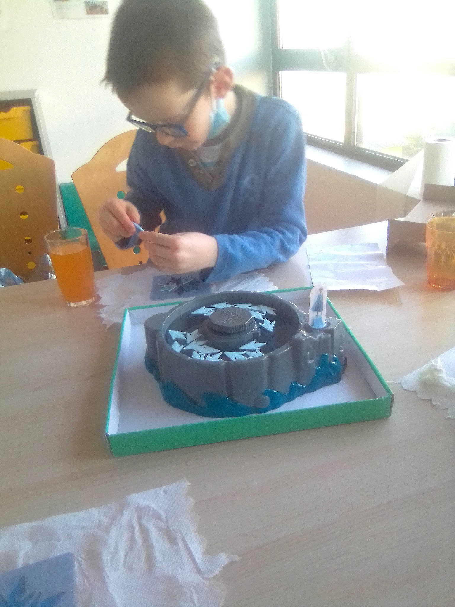 Leo participe au concours pour gagner de l'argent avec cette photo : automotive_design, baking, camera_lens, cameras_optics, cooking, cuisine, desk, dessert, eyewear, furniture, gadget, glasses, hat, person, plastic_bag, plate, room, single_lens_reflex_camera, t_shirt, table