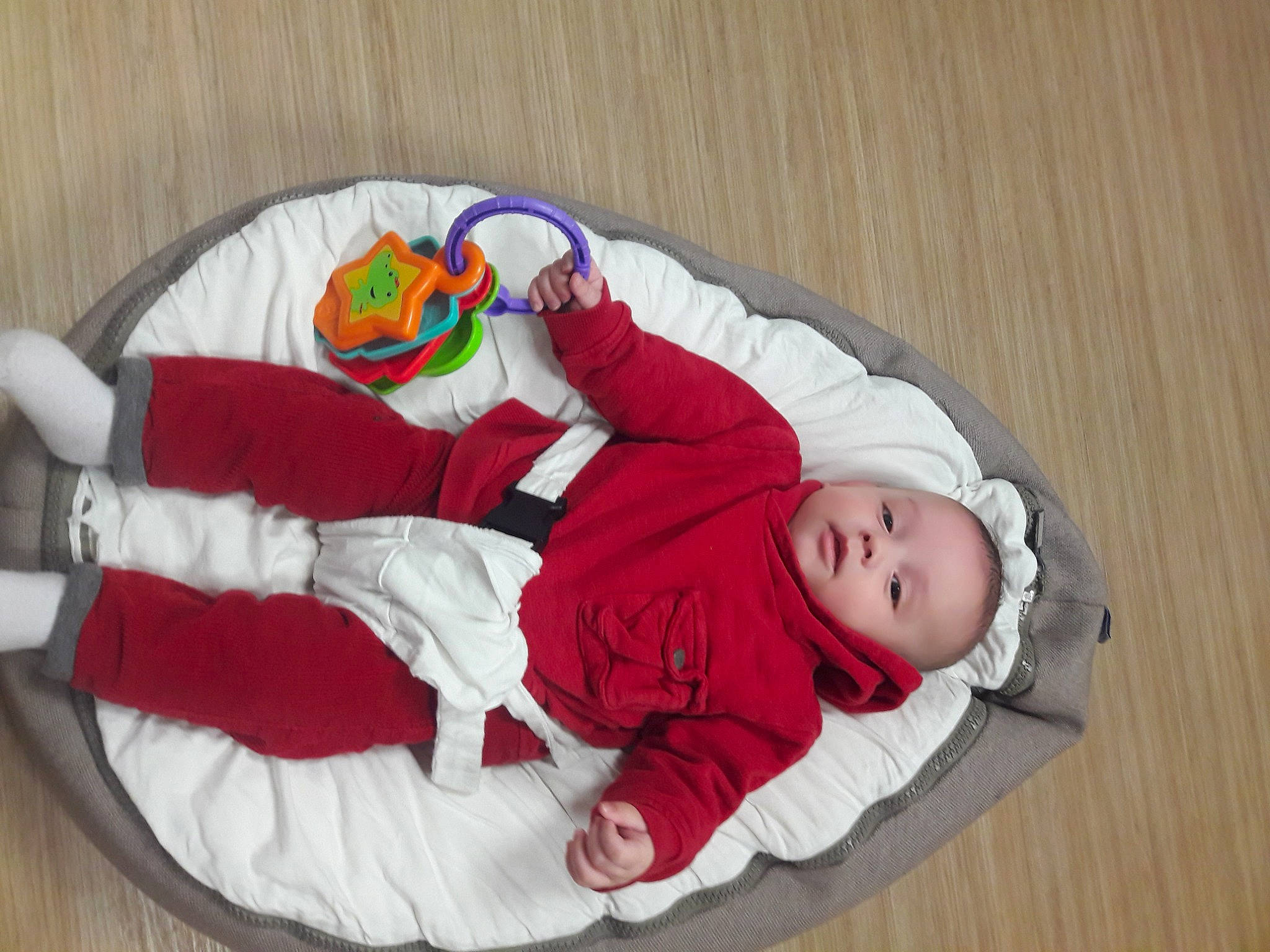 Ismail participe au concours pour gagner de l'argent avec cette photo : baby, baby_toddler_clothing, carmine, child, christmas, comfort, flooring, hardwood, hat, holiday, human_leg, lap, mammal, pattern, person, sleeve, sock, textile, thigh, toddler