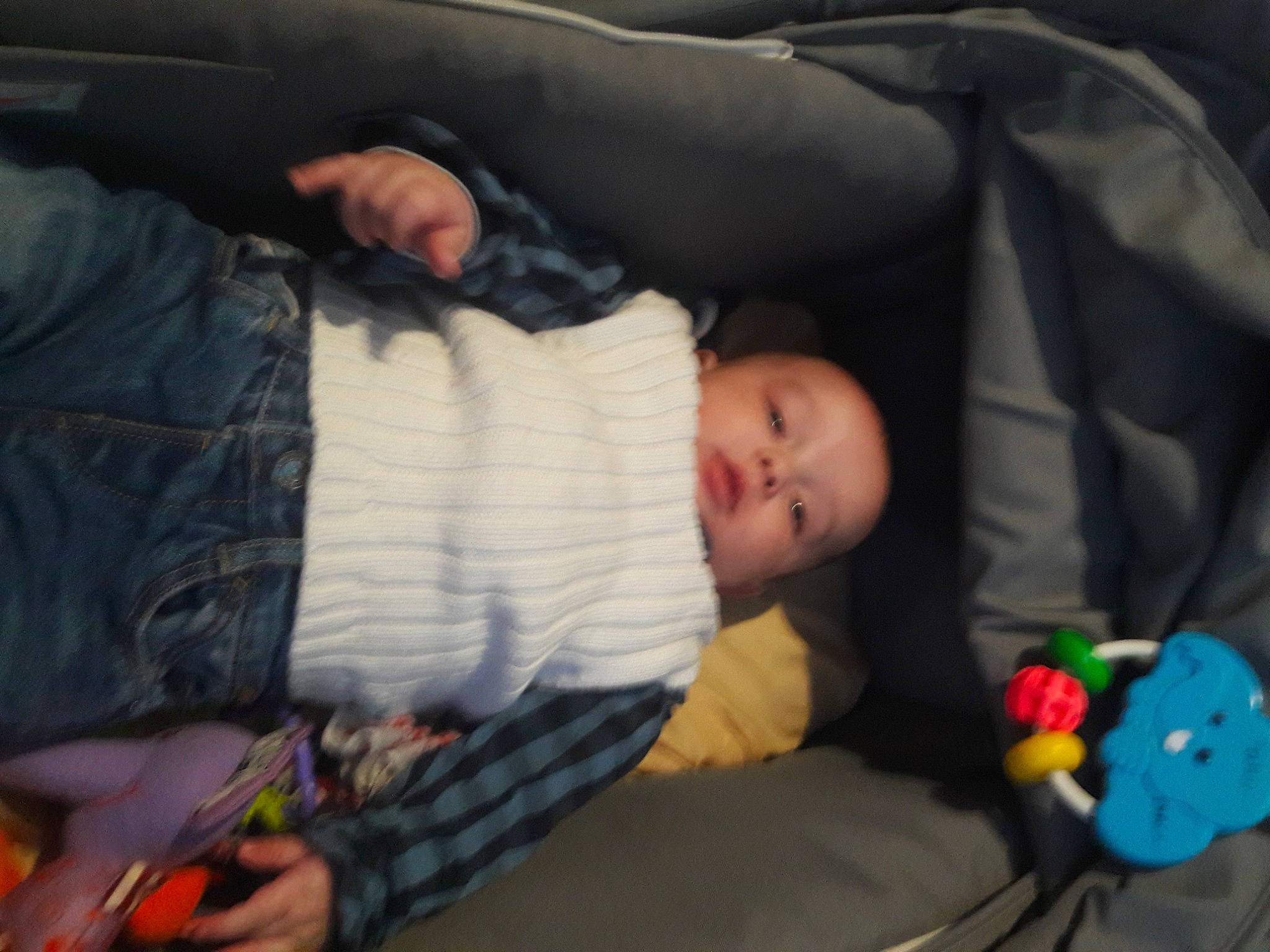 Ismail a rejoint le concours — aidez-le/la à gagner de superbes lots ! baby, baby_products, baby_toddler_clothing, cheek, child, comfort, fun, mouth, nap, pattern, person, plaid, sitting, sleep, tartan, toddler, toy, tree, wood