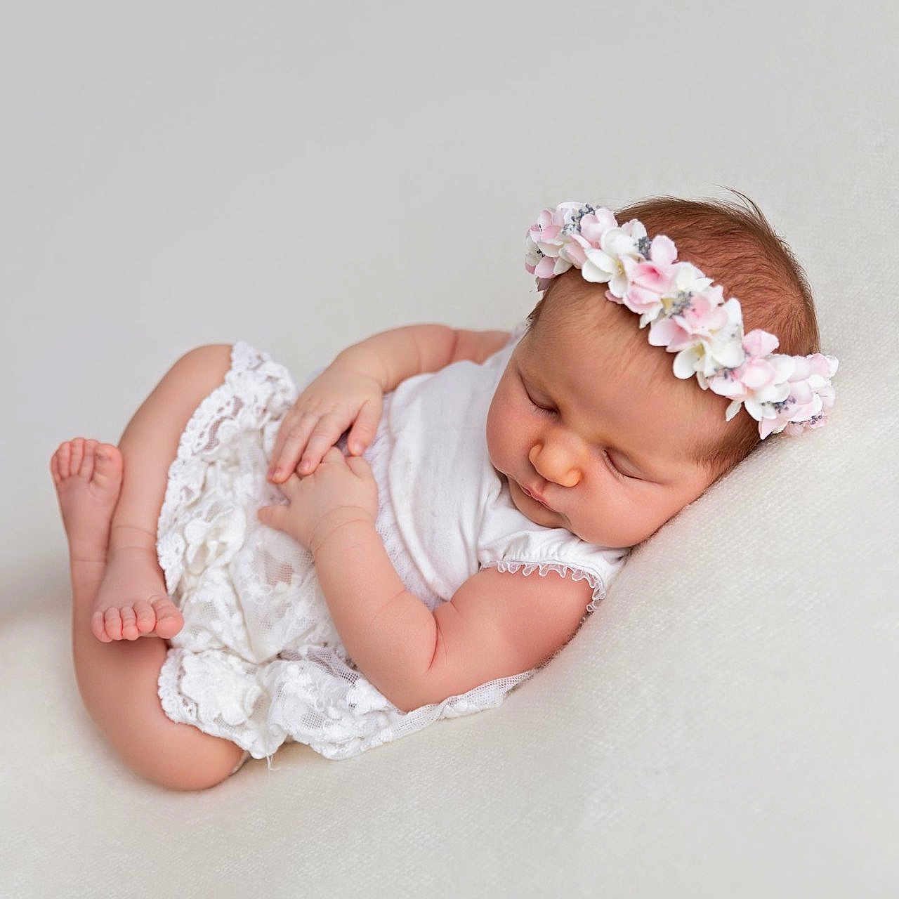 Leana a rejoint le concours — aidez-le/la à gagner de superbes lots ! adorable, baby, child, closeup, cute, feet, flower_headband, hands, head, indoors, infant, lace, newborn, peaceful, portrait, resting, skin, sleeping, soft_texture, white_clothing