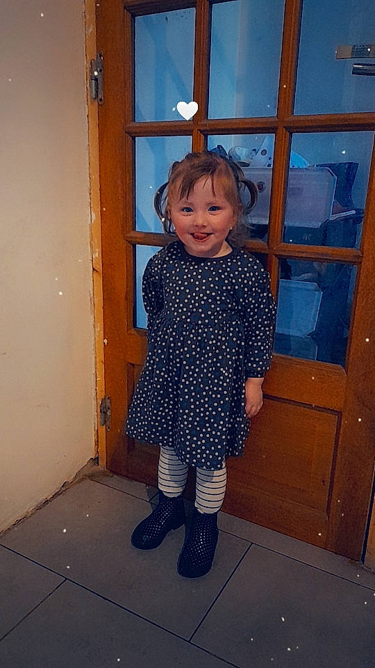Anna a rejoint le concours — aidez-le/la à gagner de superbes lots ! baby_toddler_clothing, child, door, electric_blue, facial_expression, floor, flooring, foot, fun, hair, happy, human_body, human_leg, joy, knee, pattern, person, purple, sleeve, smile