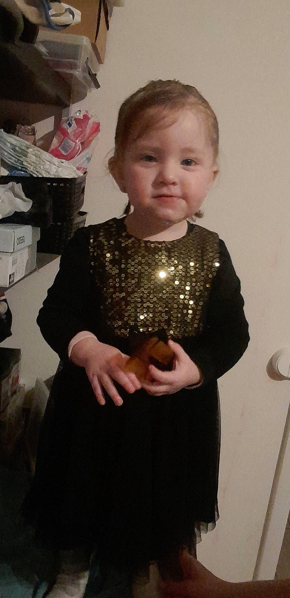 Anna a rejoint le concours — aidez-le/la à gagner de superbes lots ! baby_toddler_clothing, cheek, day_dress, dress, embellishment, fashion_design, formal_wear, hair, head, iris, jewellery, necklace, one_piece_garment, pattern, person, shoulder, sleeve, toddler, trunk, vintage_clothing