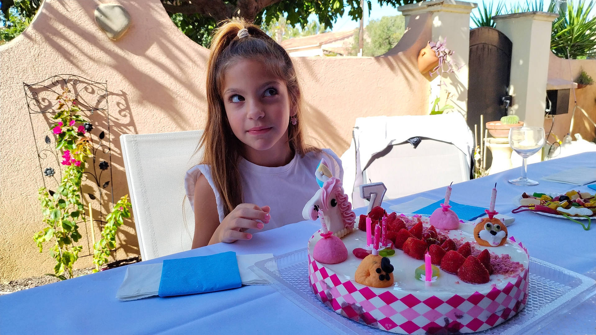 Tess a rejoint le concours — aidez-le/la à gagner de superbes lots ! baked_goods, birthday_cake, cake, cake_decorating, cake_decorating_supply, chair, dessert, event, food, fun, happy, leisure, person, plant, plate, recreation, sweetness, table, tablecloth, tableware