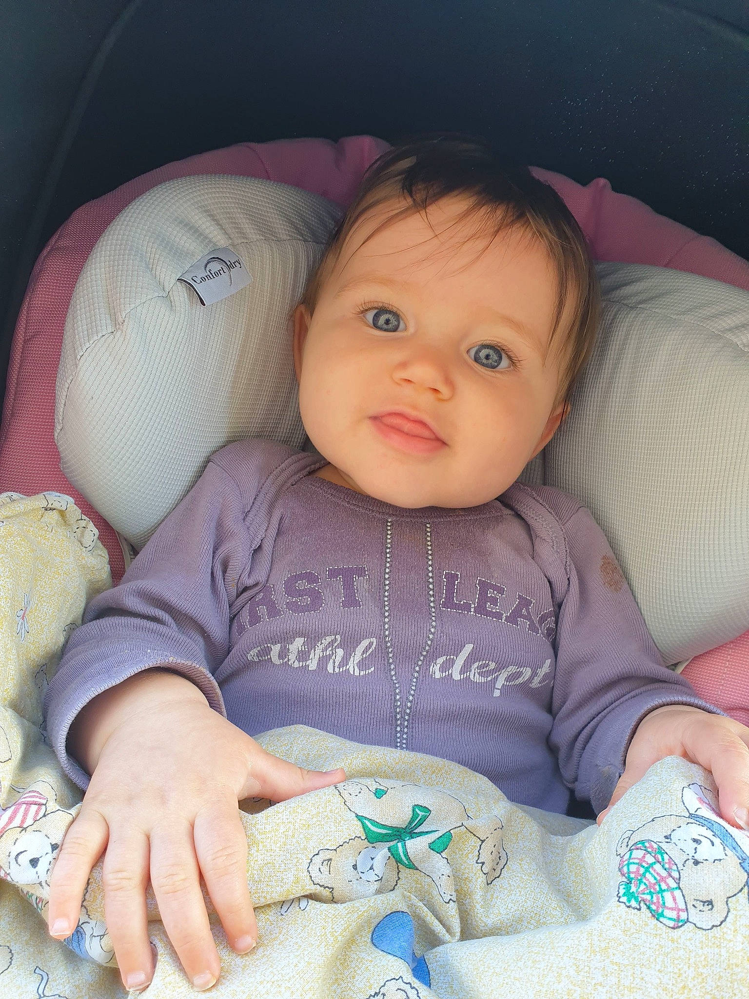 Roxanne participe au concours pour gagner de l'argent avec cette photo : baby, baby_in_car_seat, baby_products, cheek, child, eye, face, finger, hand, iris, nose, person, product, sitting, skin, smile, toddler