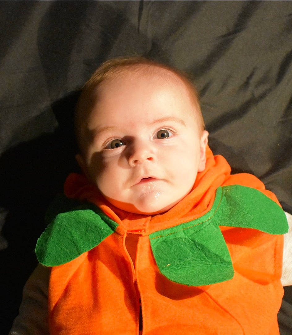 Nino participe au concours pour gagner de l'argent avec cette photo : baby, cheek, child, collar, comfort, event, eye, eyebrow, fictional_character, fun, happy, iris, jacket, linens, nose, orange, outerwear, person, personal_protective_equipment, sleeve