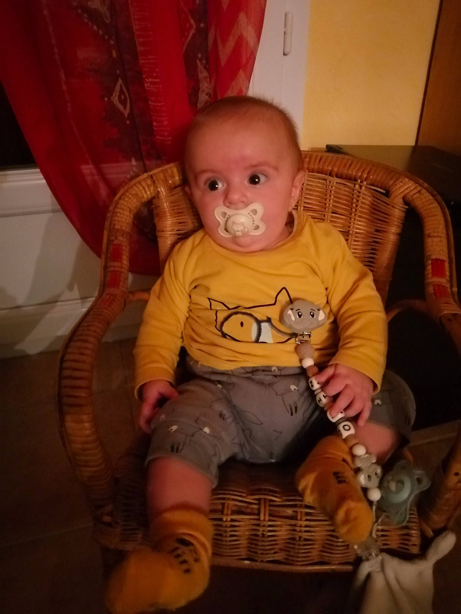 Nino a rejoint le concours — aidez-le/la à gagner de superbes lots ! baby, baby_toddler_clothing, chair, cheek, child, comfort, curtain, finger, flooring, fun, head, lap, mouth, person, room, sitting, skin, sleeve, thigh, toddler