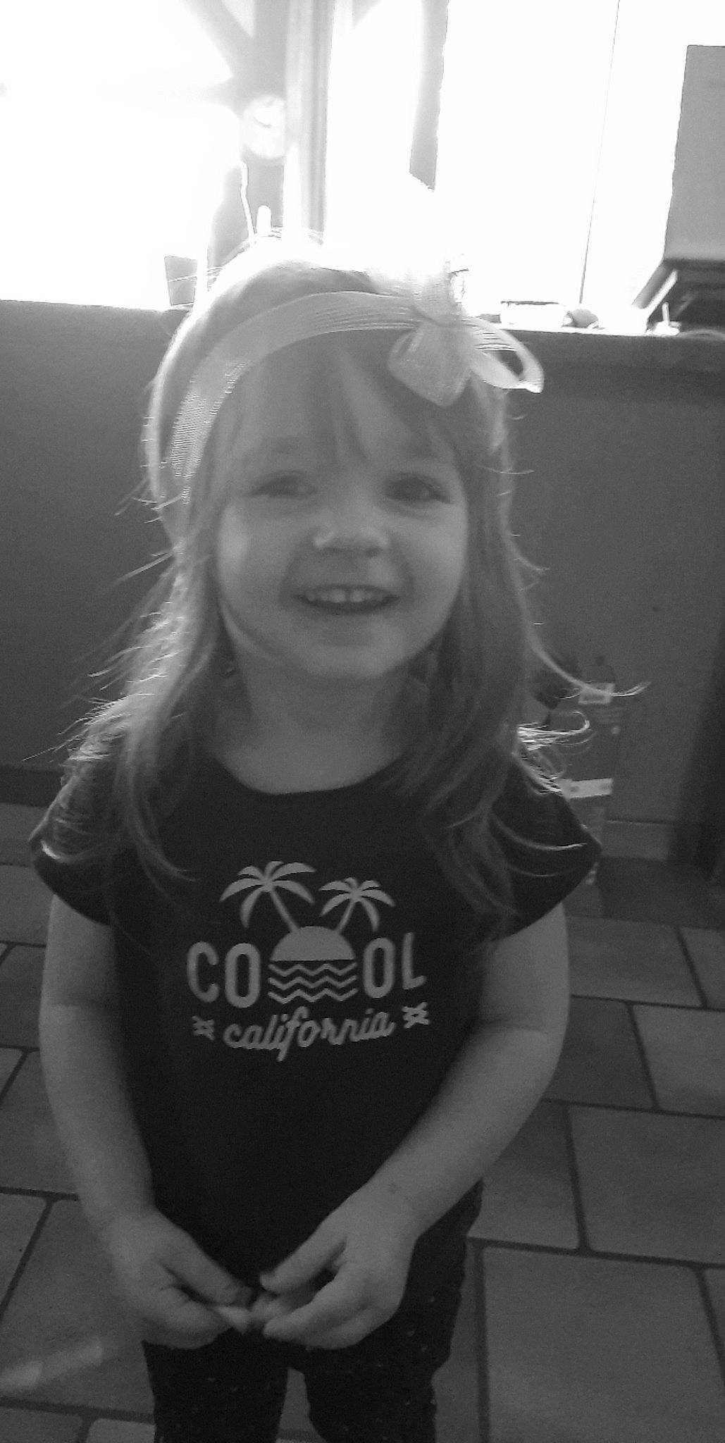 Mylana a rejoint le concours — aidez-le/la à gagner de superbes lots ! black, black_and_white, child, cool, face, fun, happy, head, iris, joy, monochrome_photography, mouth, person, skin, sleeve, smile, snapshot, standing, style, t_shirt