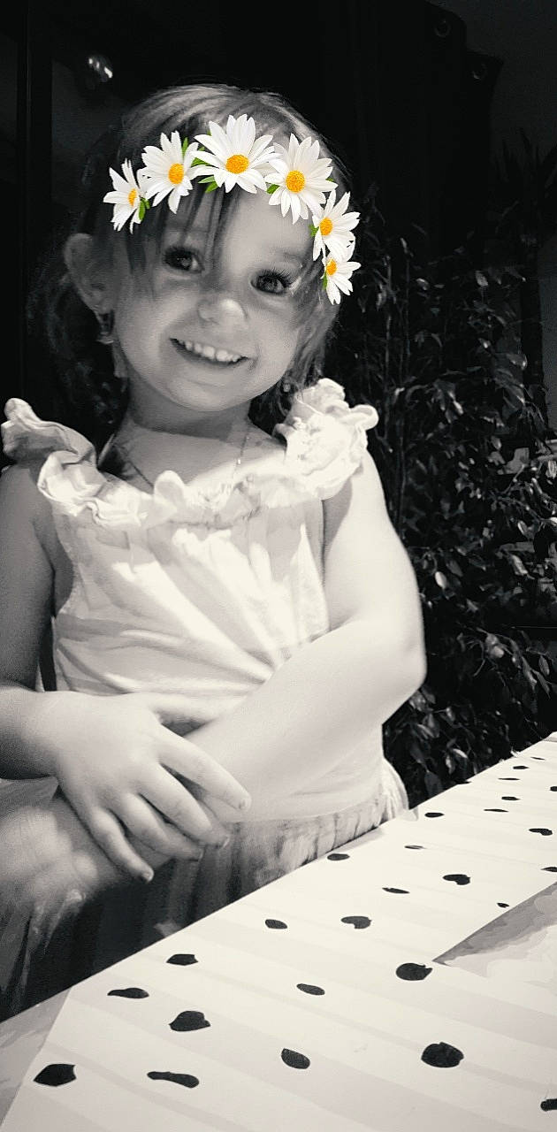 Mylana a rejoint le concours — aidez-le/la à gagner de superbes lots ! beauty, black, black_and_white, chair, dress, facial_expression, flash_photography, flower, fun, hairstyle, happy, headpiece, headwear, iris, joy, monochrome, monochrome_photography, person, photograph, smile