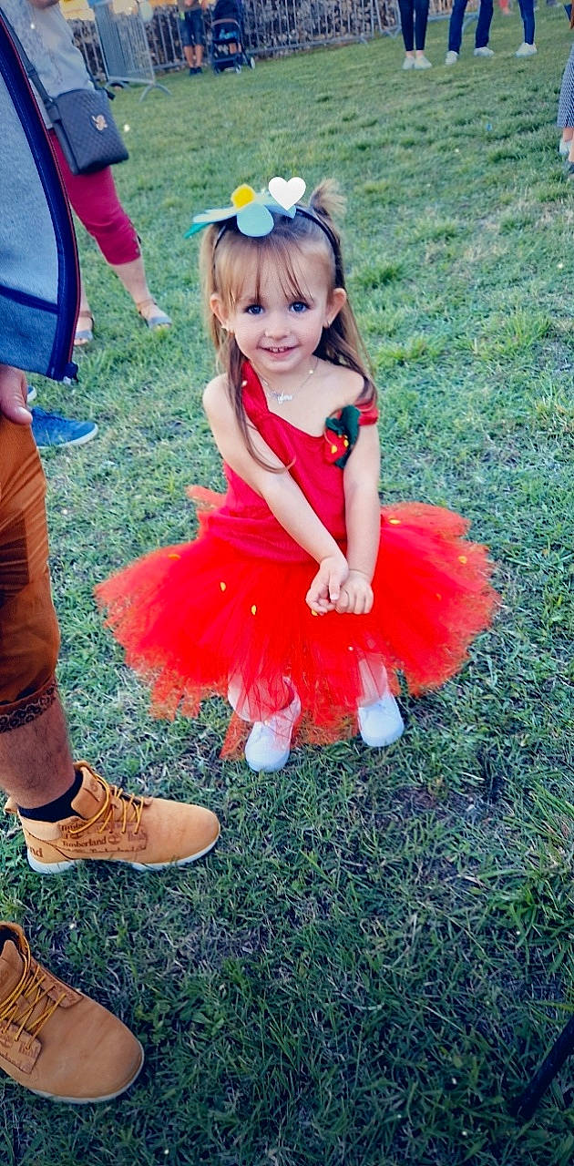 Mylana participe au concours pour gagner de l'argent avec cette photo : beauty, blue, dress, electric_blue, event, fun, grass, happy, joy, leg, people, people_in_nature, person, petal, photograph, pink, plant, shoe, smile, snapshot