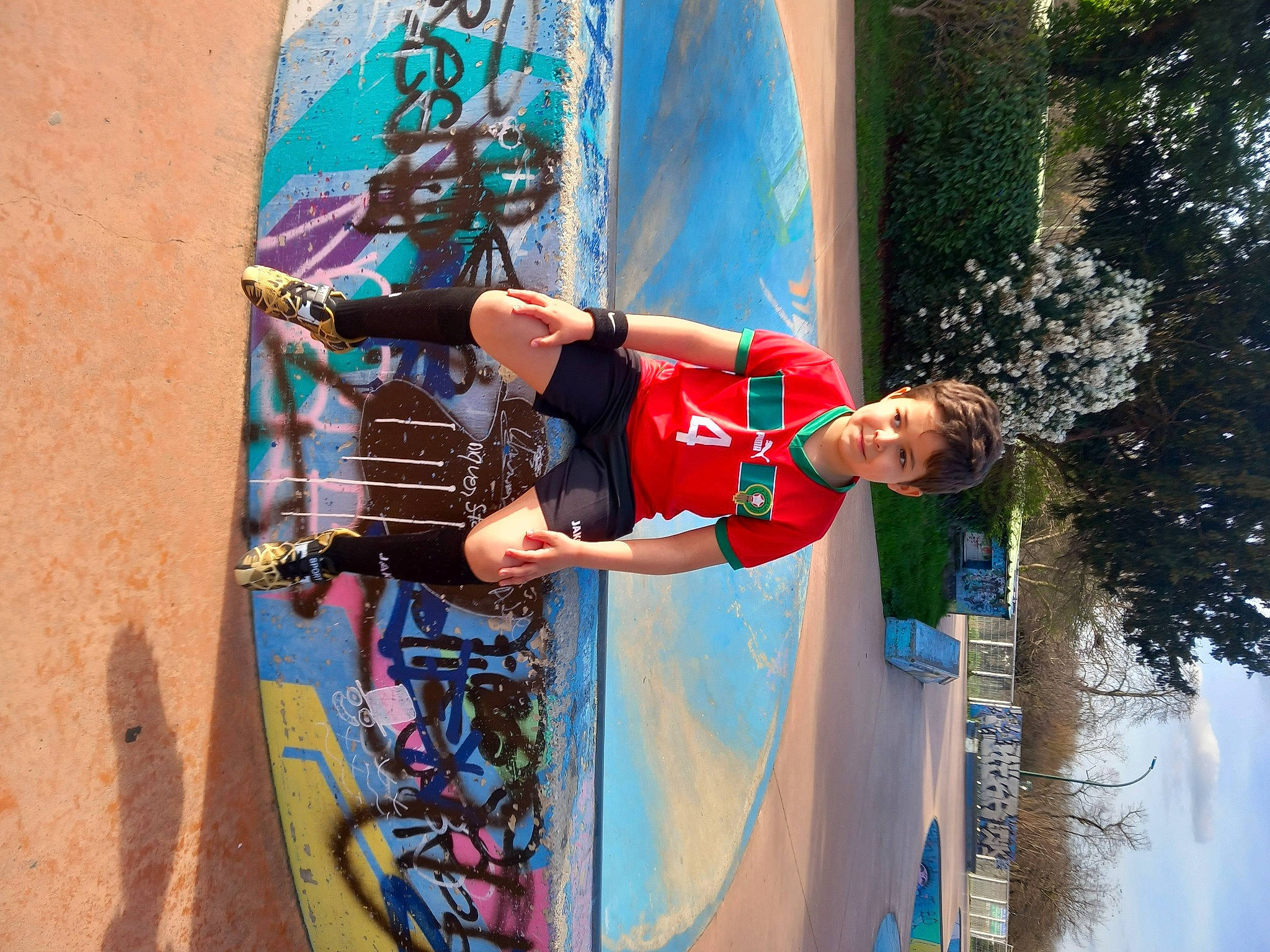 Adam a rejoint le concours — aidez-le/la à gagner de superbes lots ! adventure, art, azure, boats_and_boating_equipment_and_supplies, electric_blue, extreme_sport, facade, fun, leisure, person, plant, recreation, sky, sport_climbing, sports, sports_equipment, t_shirt, tree, visual_arts, water