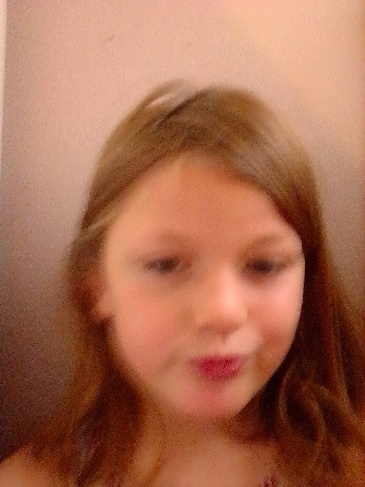 Maewenn participe au concours pour gagner de l'argent avec cette photo : blond, brown_hair, cheek, chin, close_up, eyebrow, face, forehead, girl, hair, hair_coloring, hairstyle, head, human_hair_color, lip, long_hair, mouth, neck, nose, person