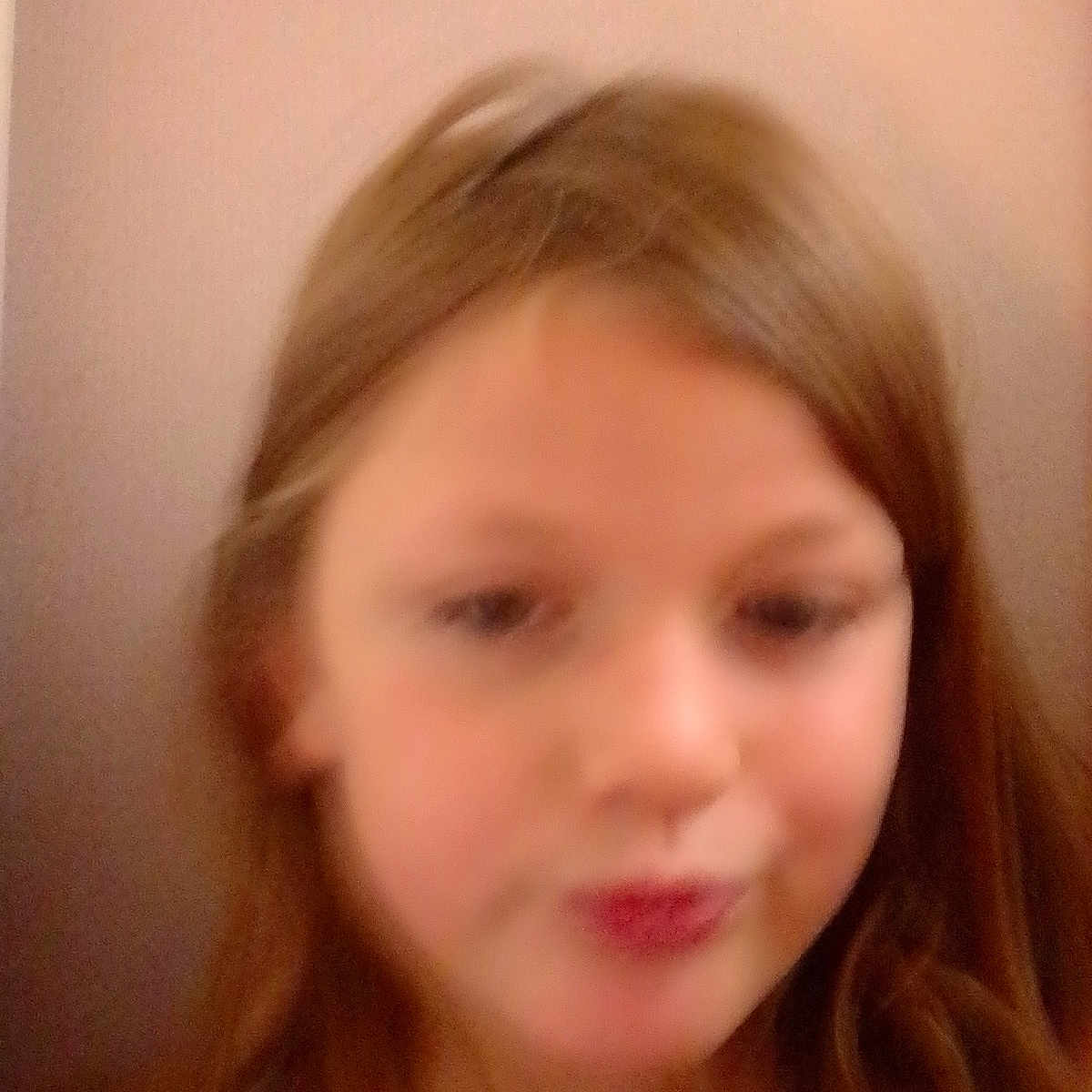 Maewenn participe au concours pour gagner de l'argent avec cette photo : blond, brown_hair, cheek, chin, close_up, eyebrow, face, forehead, girl, hair, hair_coloring, hairstyle, head, human_hair_color, lip, long_hair, mouth, neck, nose, person