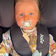 Massimo a rejoint le concours — aidez-le/la à gagner de superbes lots ! toddler, child, pacifier, car_seat, hair_tie, blanket, blue_eyes, safety_harness, clothing, indoors, seat, person, baby, cute, young_child, infant, patterned_shirt, car_interior, soft_toy, portrait
