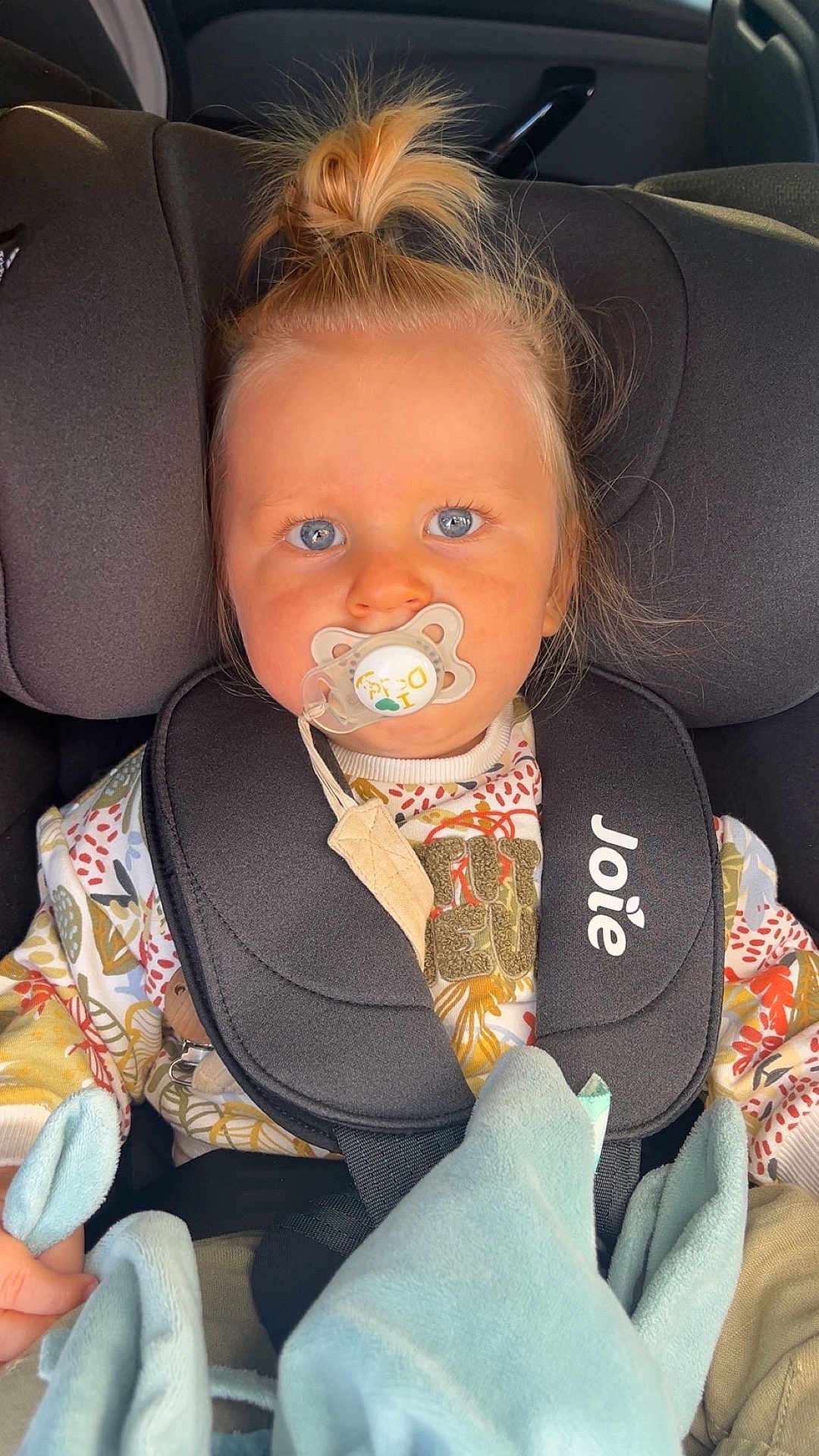 Massimo a rejoint le concours — aidez-le/la à gagner de superbes lots ! toddler, child, pacifier, car_seat, hair_tie, blanket, blue_eyes, safety_harness, clothing, indoors, seat, person, baby, cute, young_child, infant, patterned_shirt, car_interior, soft_toy, portrait